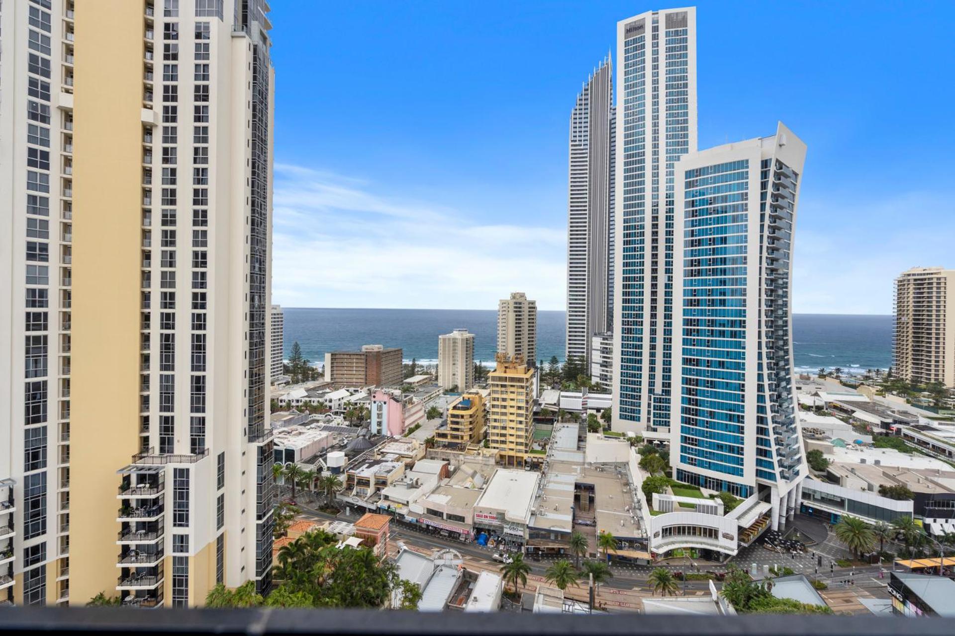 Hotel Circle on Cavill Contemporary Luxury and Spacious Three Bedroom Apartment - Image 1