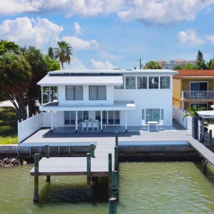 Hotel The Fuschia-Sleeps 14-Splendor on Mandalay Channel - Image 1