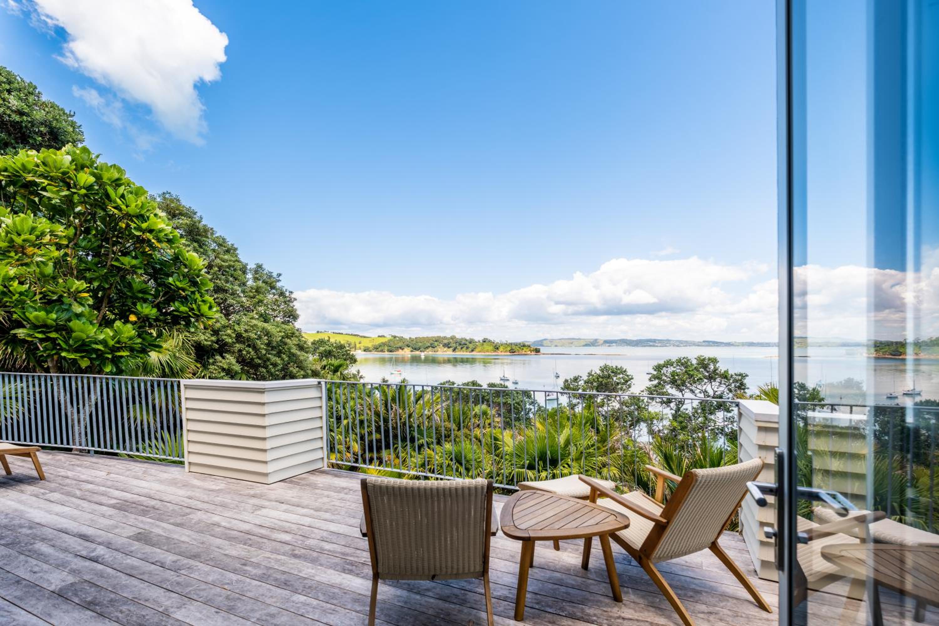 Koi Waiheke with private beach access and mooring view 4