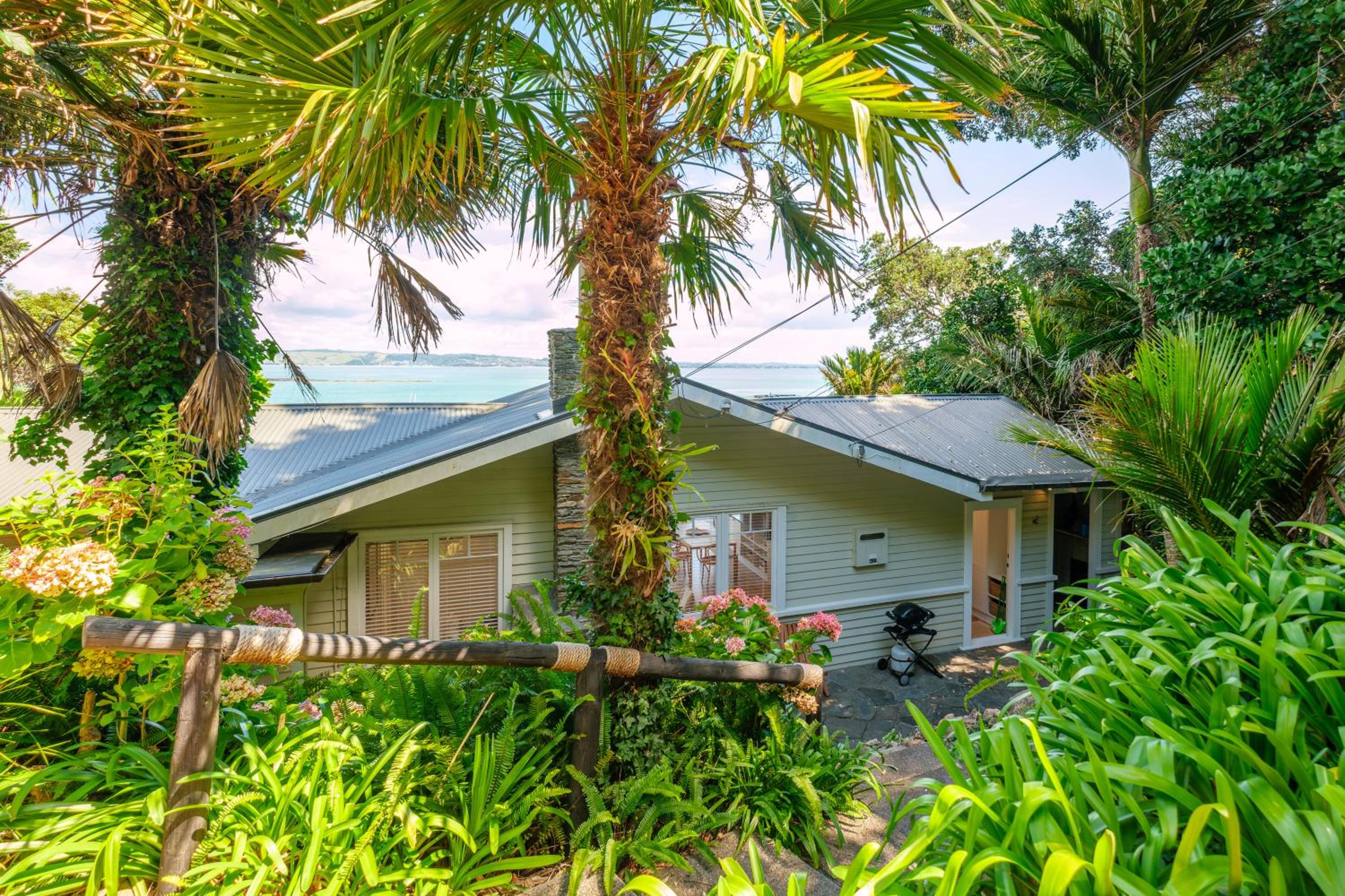 Koi Waiheke with private beach access and mooring view 2