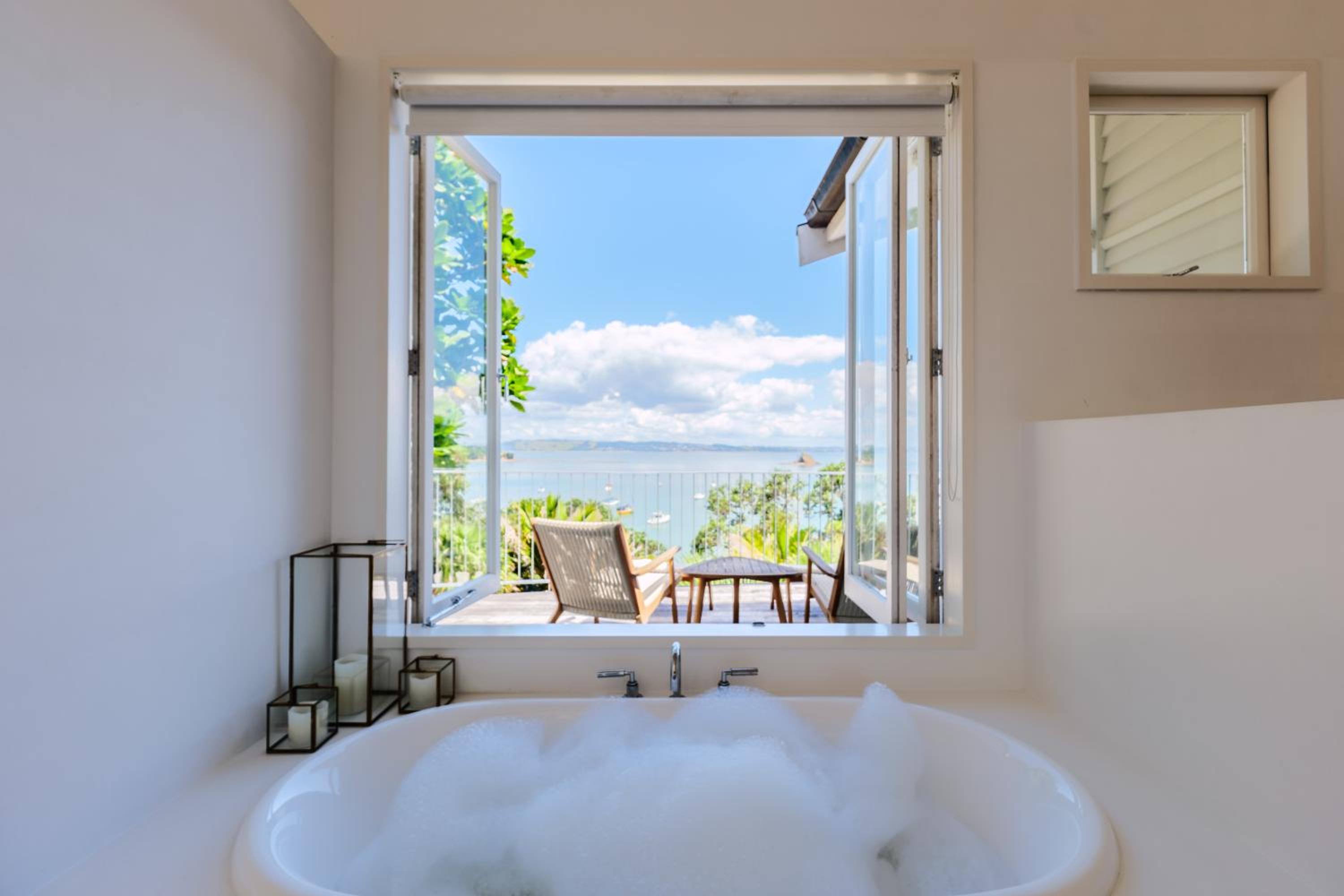 Koi Waiheke with private beach access and mooring view 5