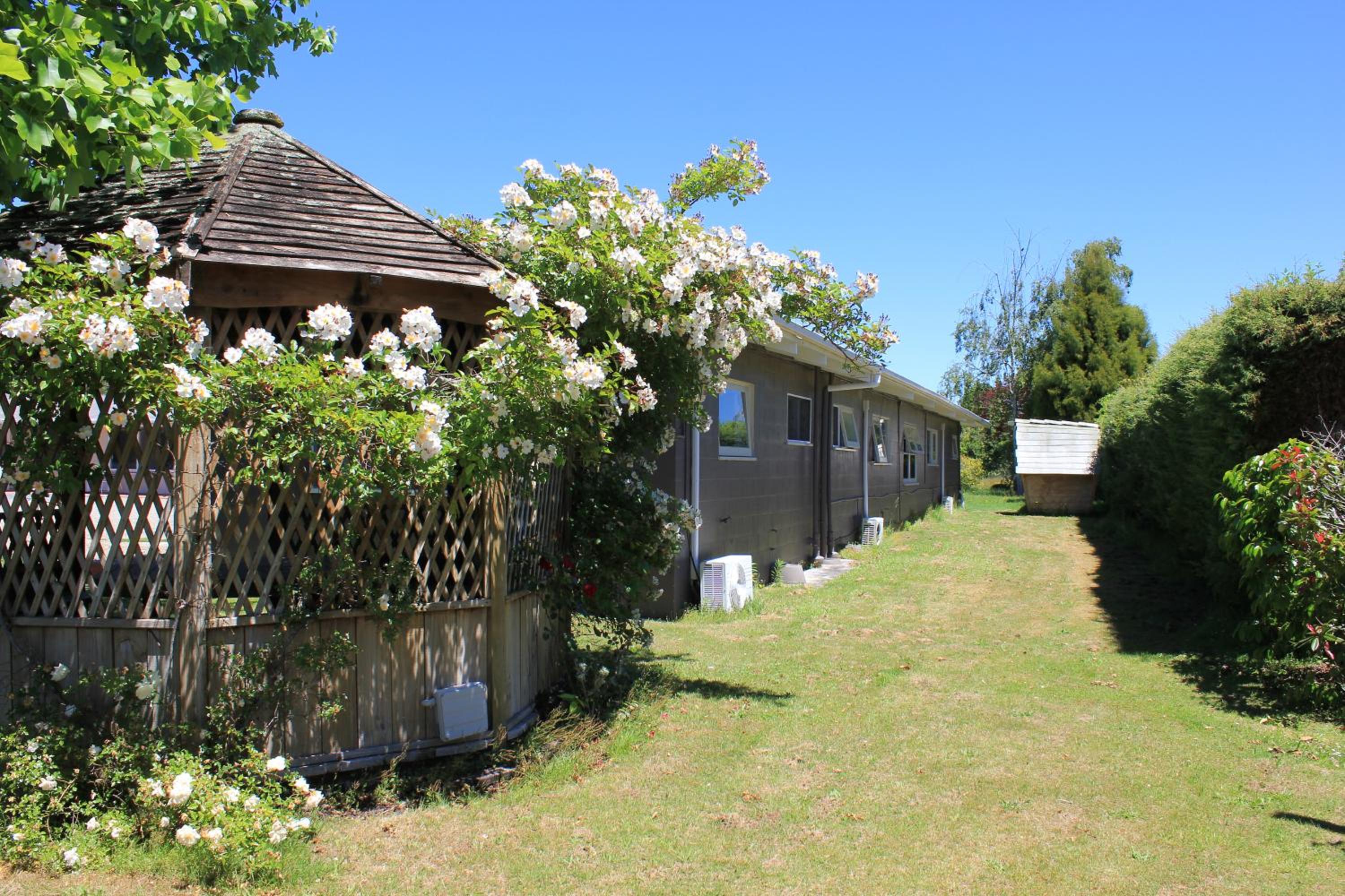 Jack & Di's Waiteti Lakefront Motel