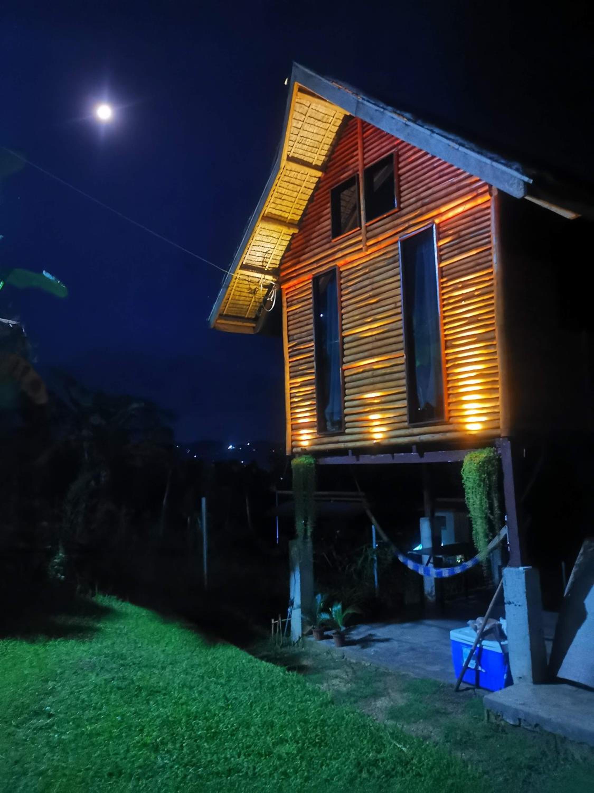 SMALL CABIN IN THE SOUTH view 4