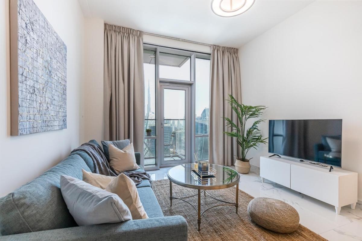 Hashtag Holiday Home - 1BDR Apartment with Canal View in Business Bay