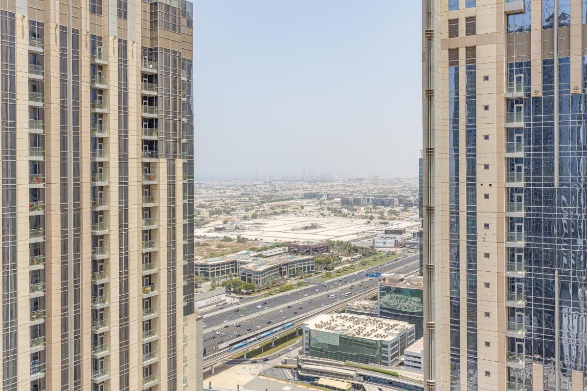 Hashtag Holiday Home - 1BDR Apartment with Canal View in Business Bay