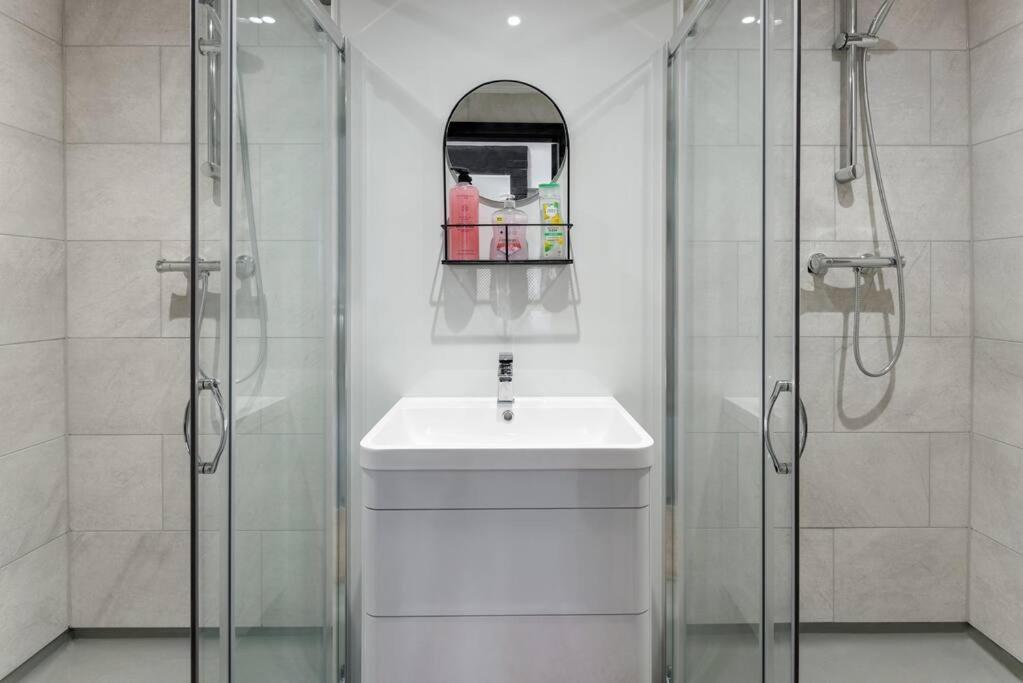 Spacious Liverpool Party Pad with 4 Bedrooms! photo 2