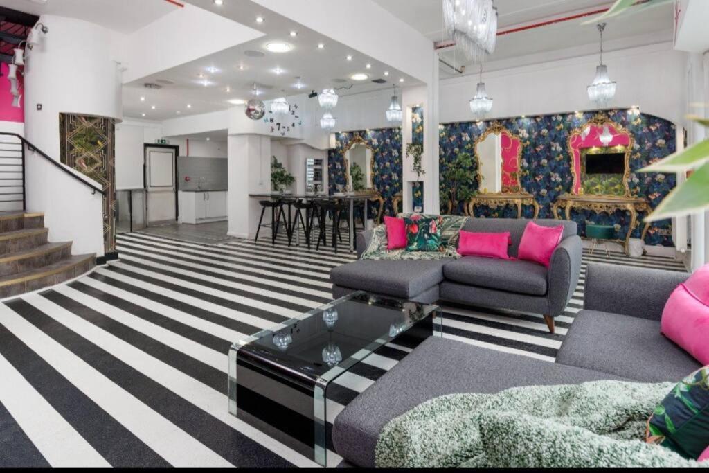 Spacious Liverpool Party Pad with 4 Bedrooms!