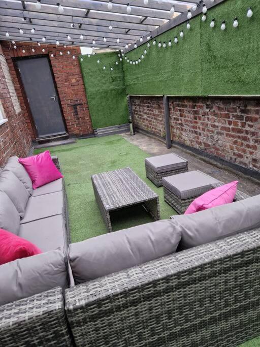 Spacious Liverpool Party Pad with 4 Bedrooms! photo 3