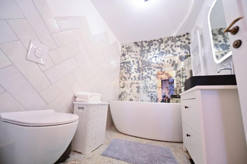 The Oracle Downtown Apartment