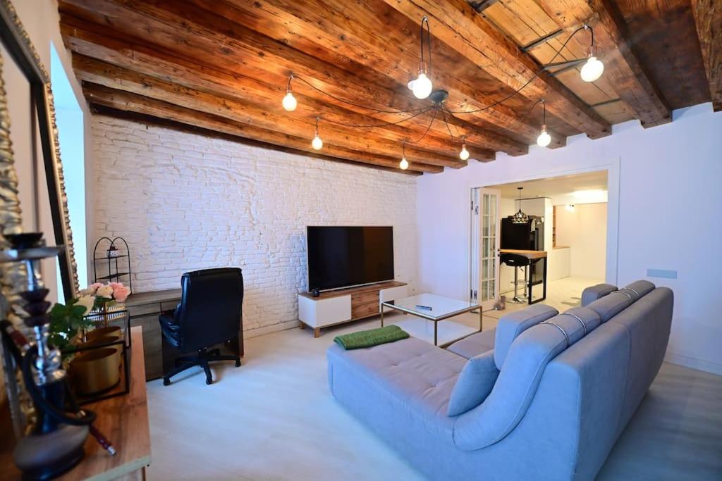 The Oracle Downtown Apartment