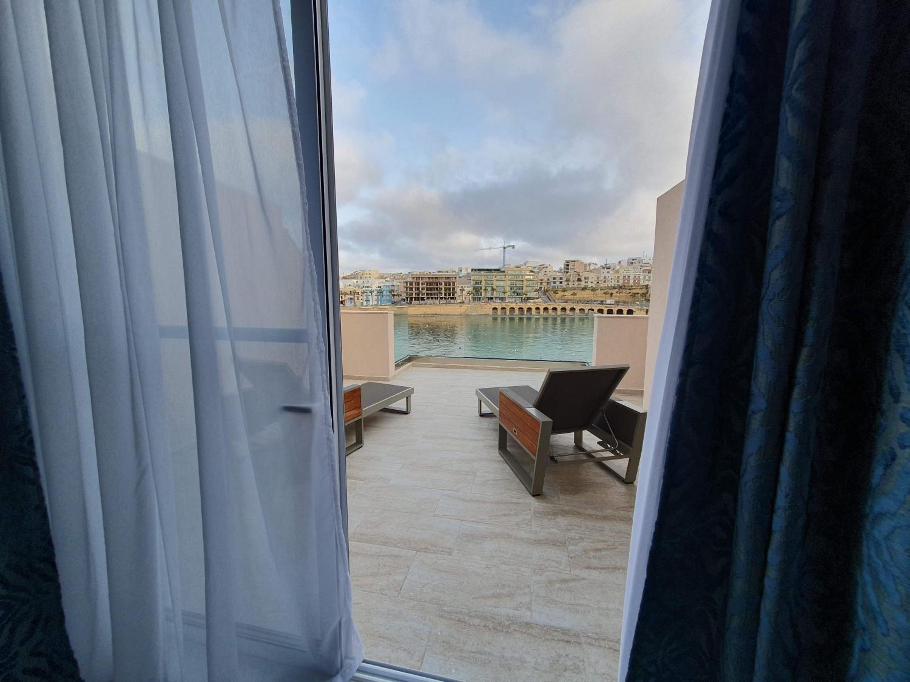 Marbella Holiday Apartments - Seafront - Wifi view 2