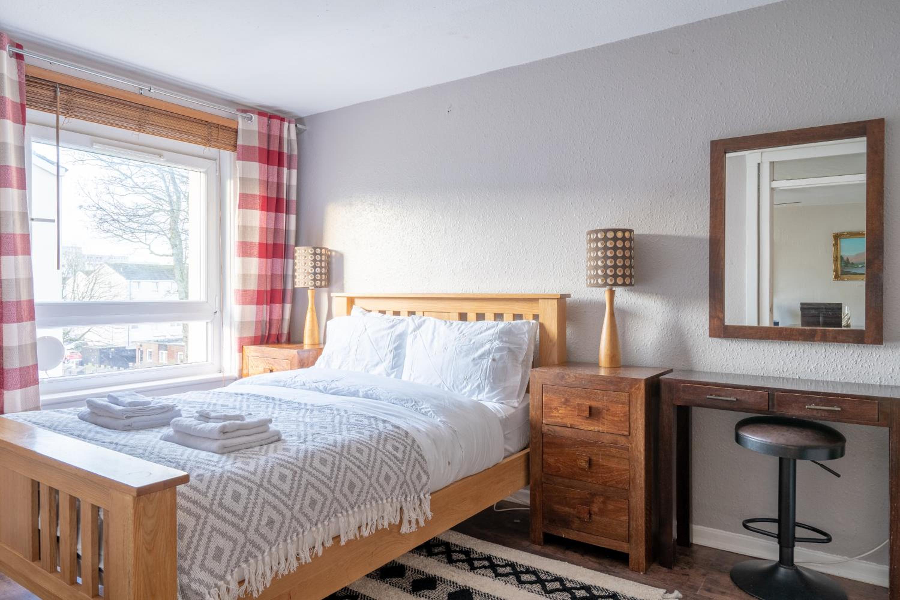 Lovely 1-bedroom property with balcony in West end view 2