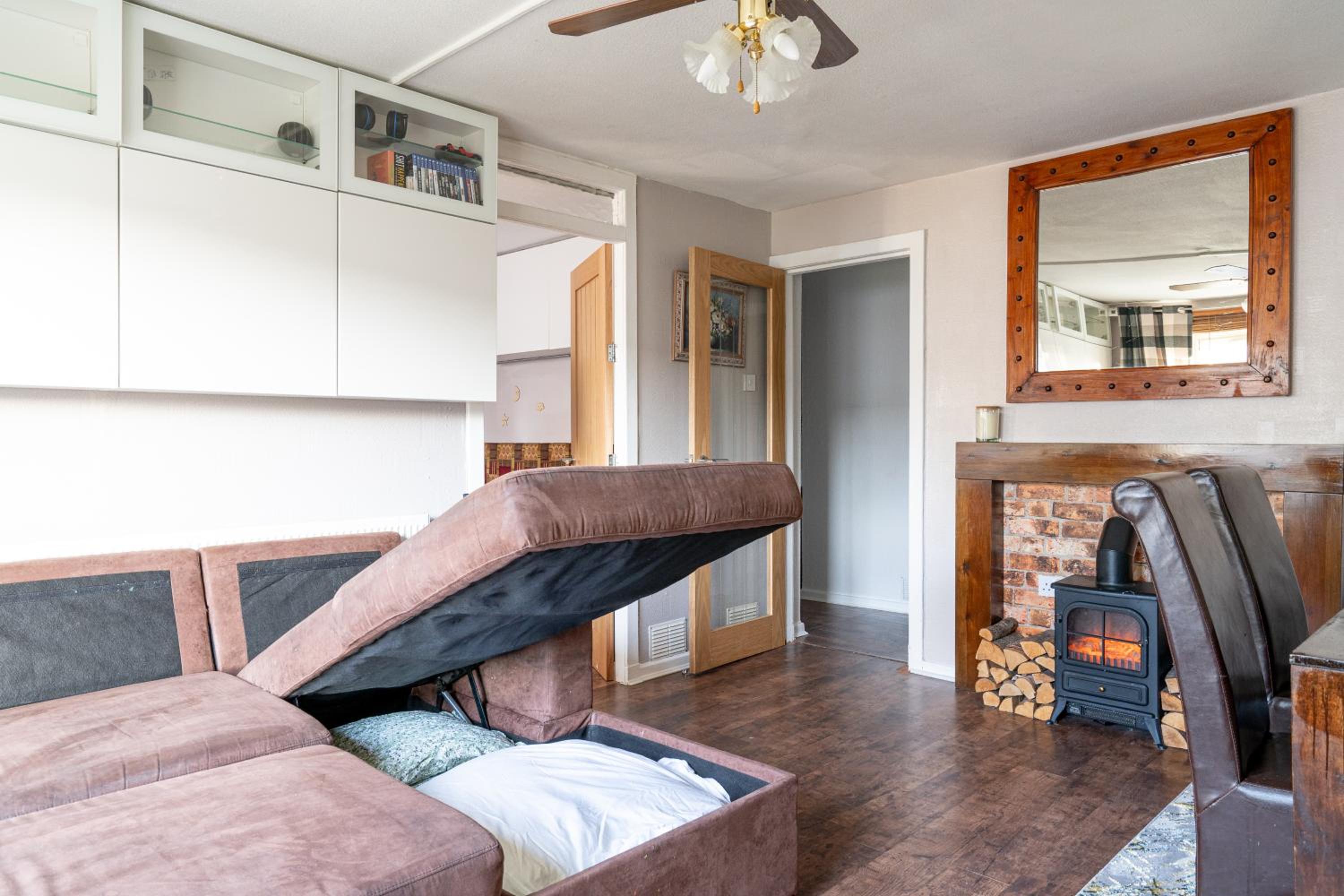 Lovely 1-bedroom property with balcony in West end view 5