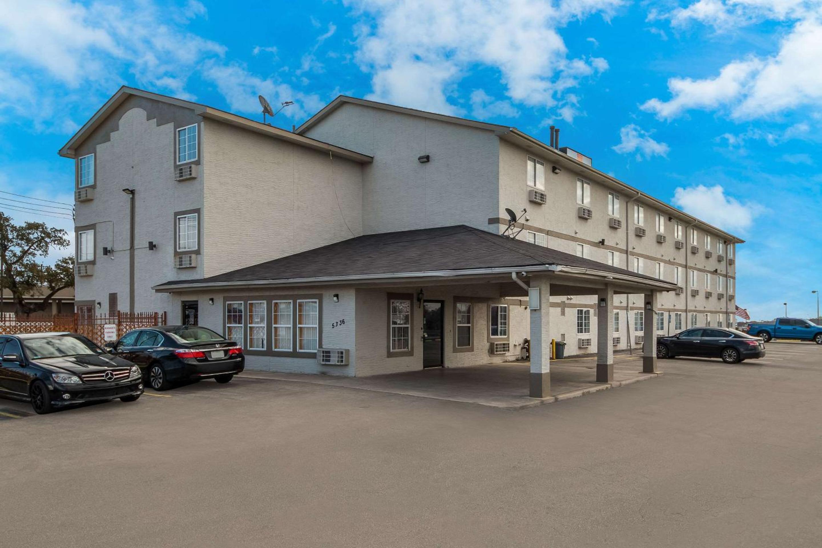 Express Inn & Suites San Antonio near SeaWorld - Medical Center - Image 2