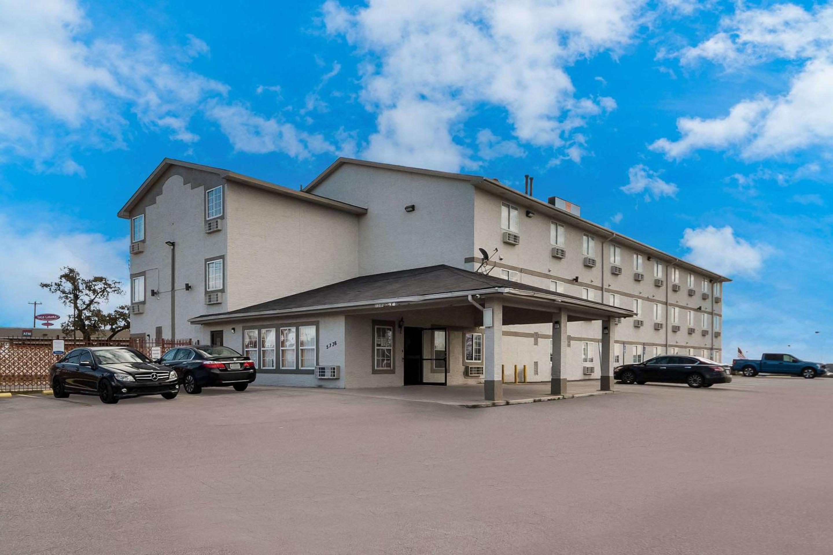 Express Inn & Suites San Antonio near SeaWorld - Medical Center - Image 1
