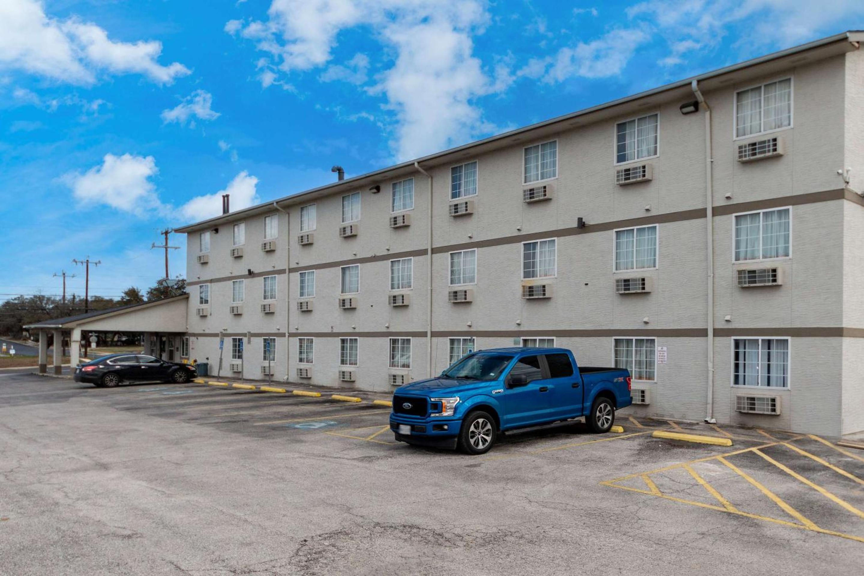 Express Inn & Suites San Antonio near SeaWorld - Medical Center - Image 3