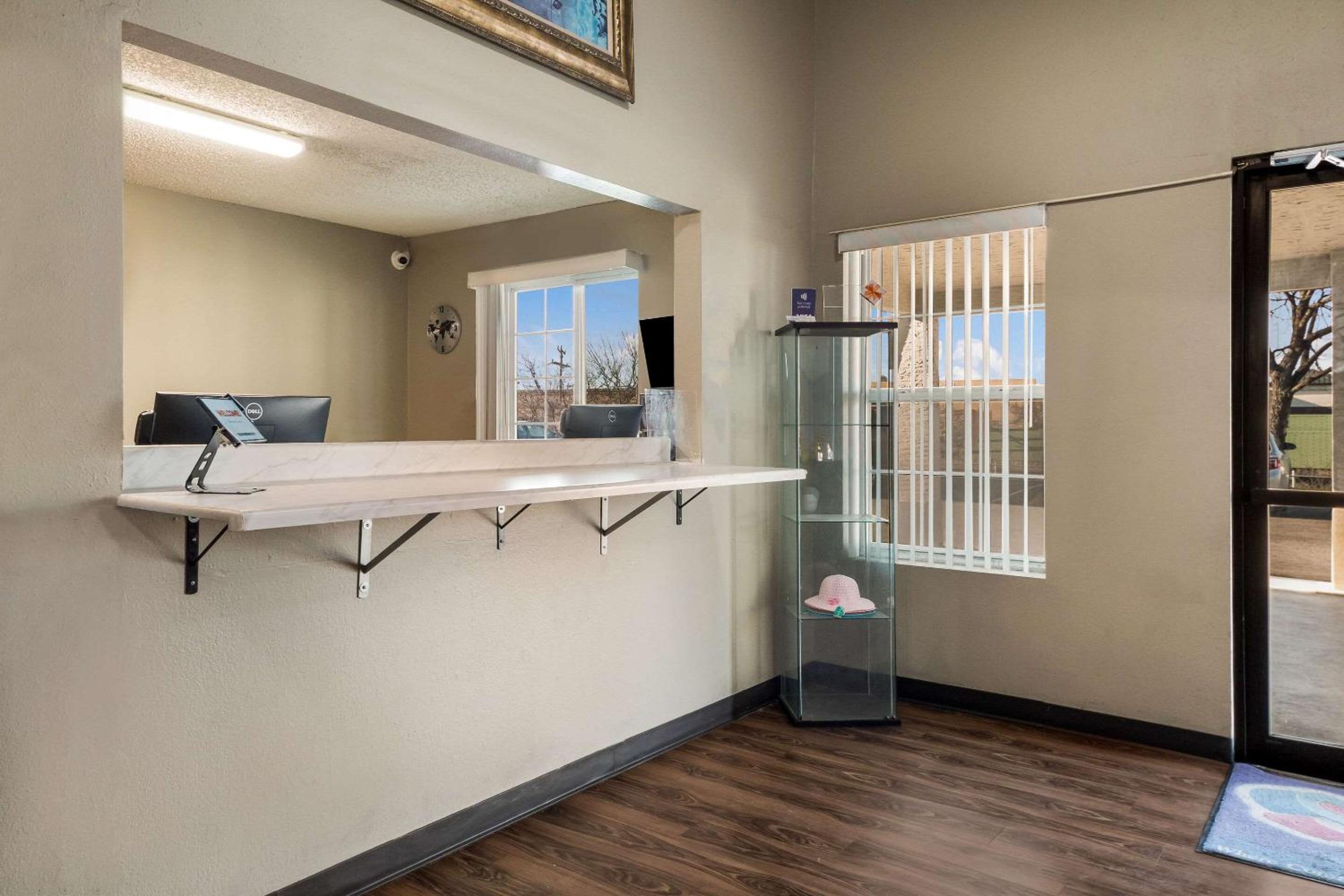 Express Inn & Suites San Antonio near SeaWorld - Medical Center - Image 4
