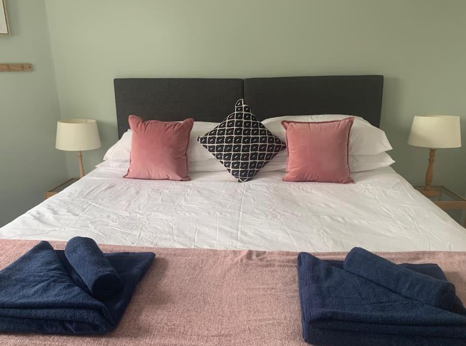 May Cottage - Heart of Vibrant Village & 10 mins Walk to Beach view 4