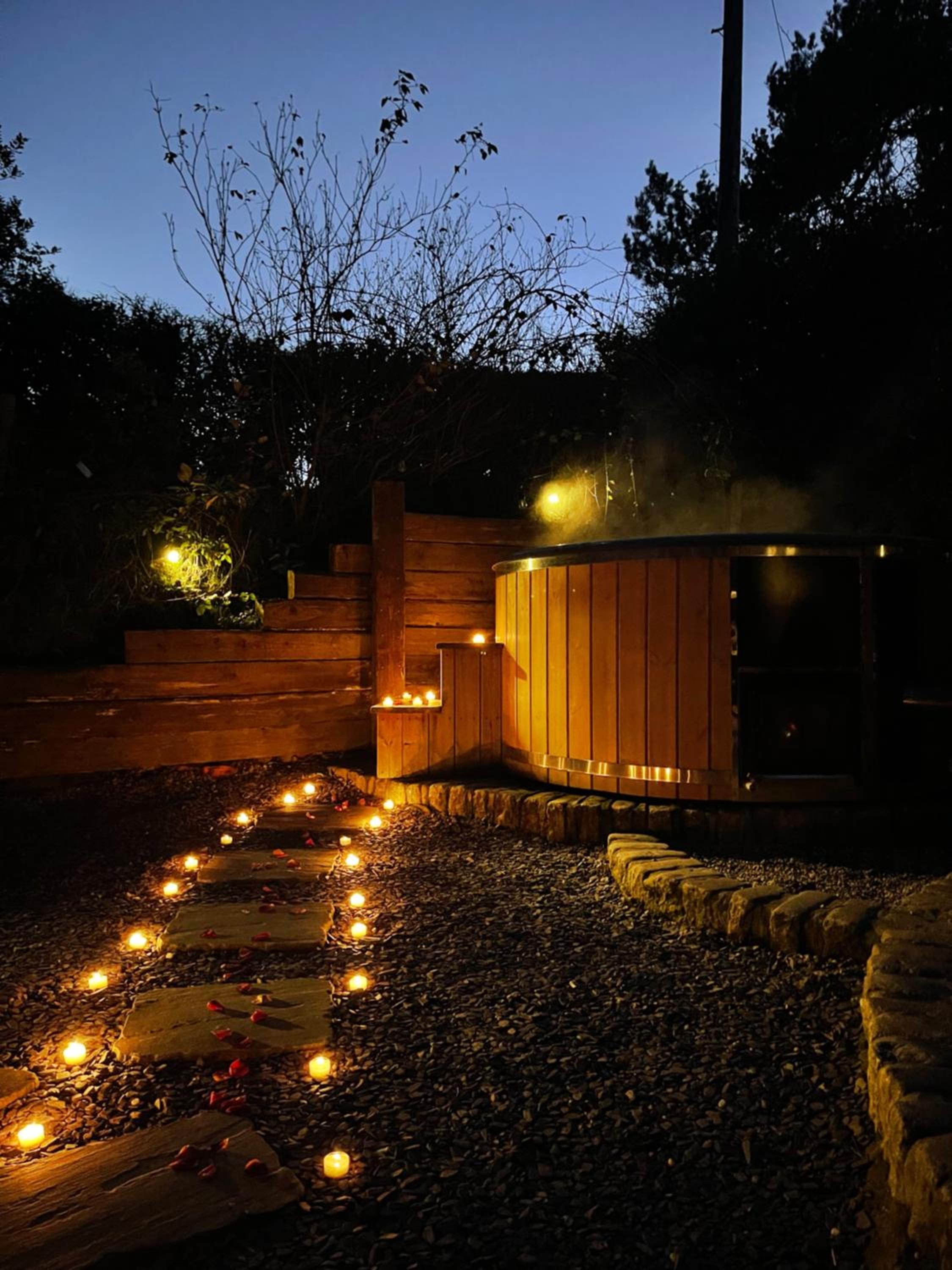 Hotel Rita's Luxury Retreat with Swedish Hot tub and Wood Fuelled Pizza Oven - Image 1