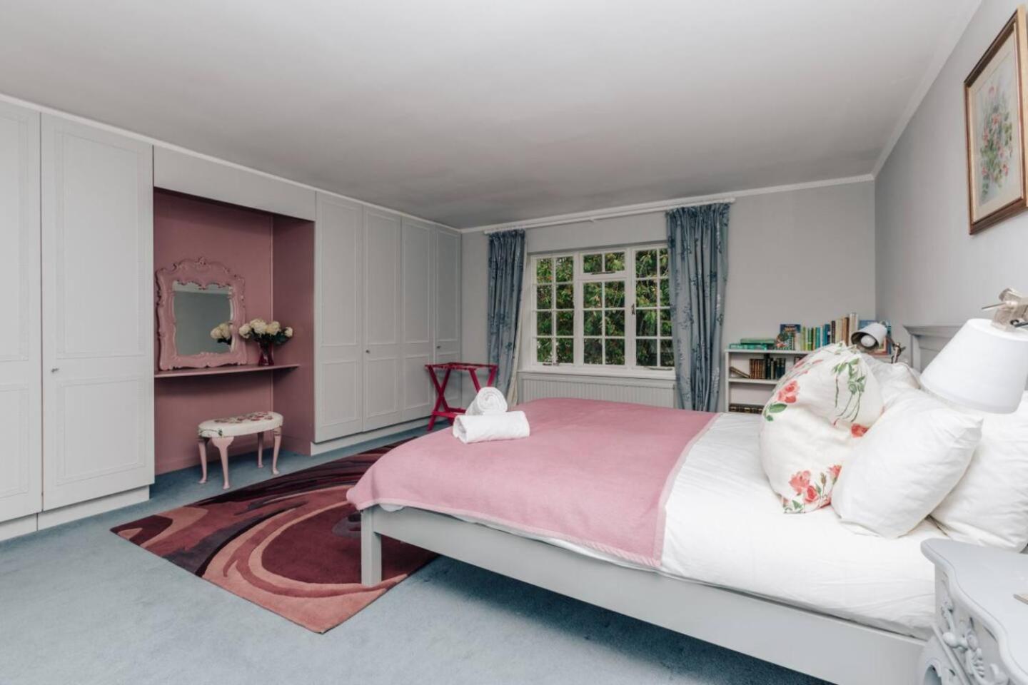 Montpellier House, Centrally Located, Large Garden view 5