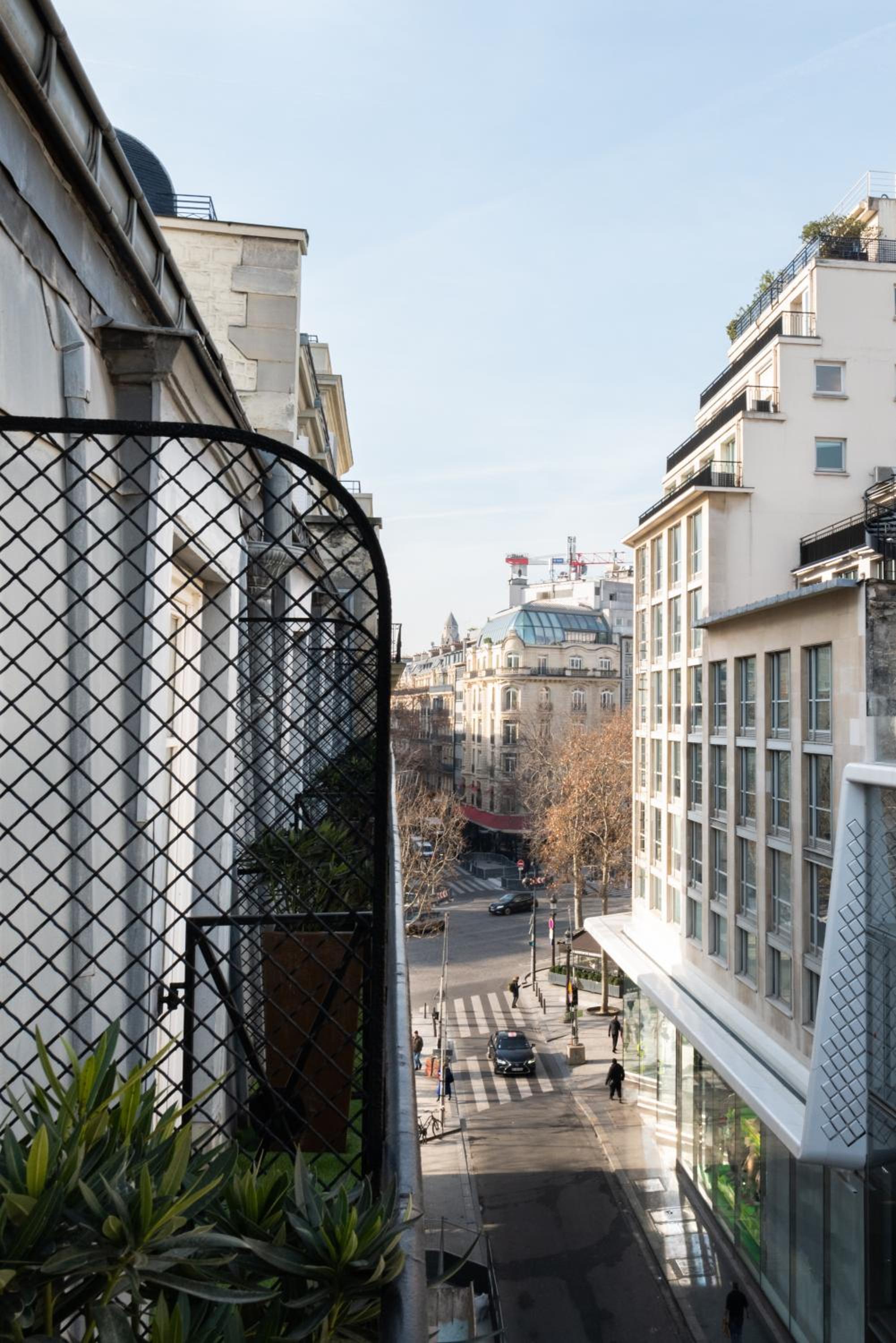 Hôtel Le Colisée en Paris — balance & terrace