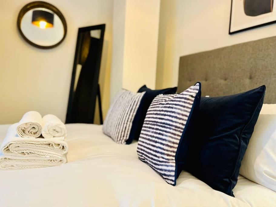 Modern one bedroom apartment near Old Trafford Stadium view 4