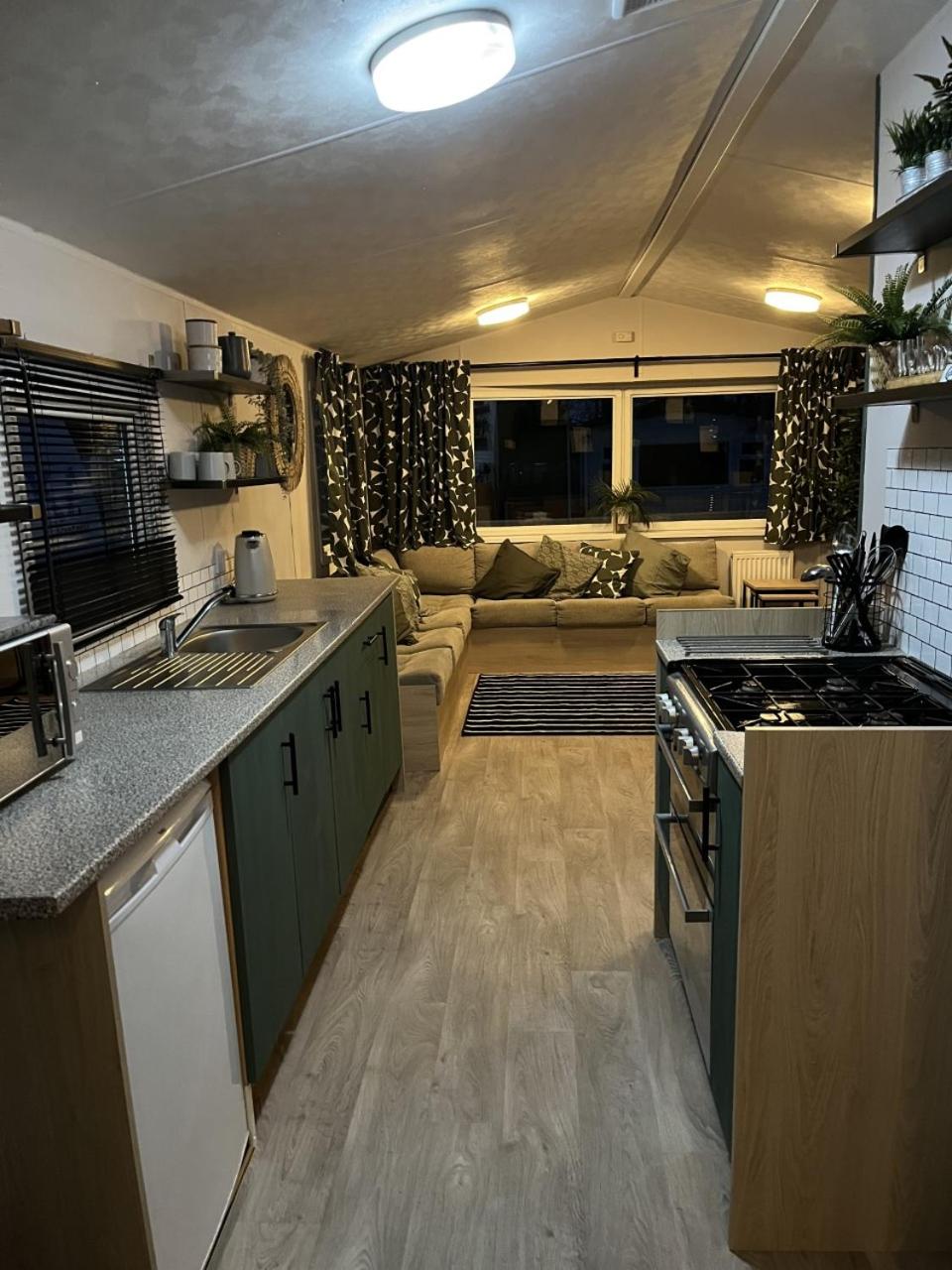 Beautiful 3 bedroom caravan with hot tub - Tattershall Lakes view 4