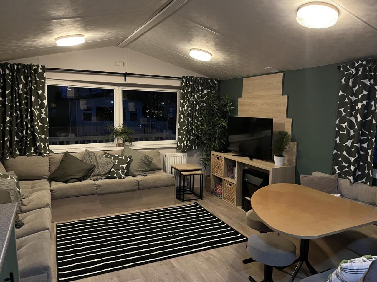 Beautiful 3 bedroom caravan with hot tub - Tattershall Lakes view 2