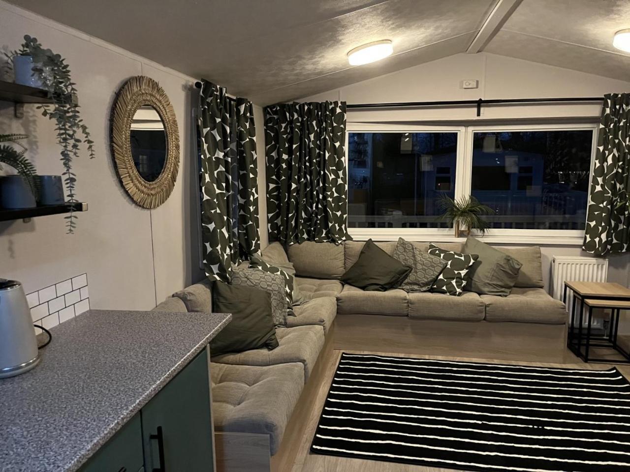 Beautiful 3 bedroom caravan with hot tub - Tattershall Lakes view 5