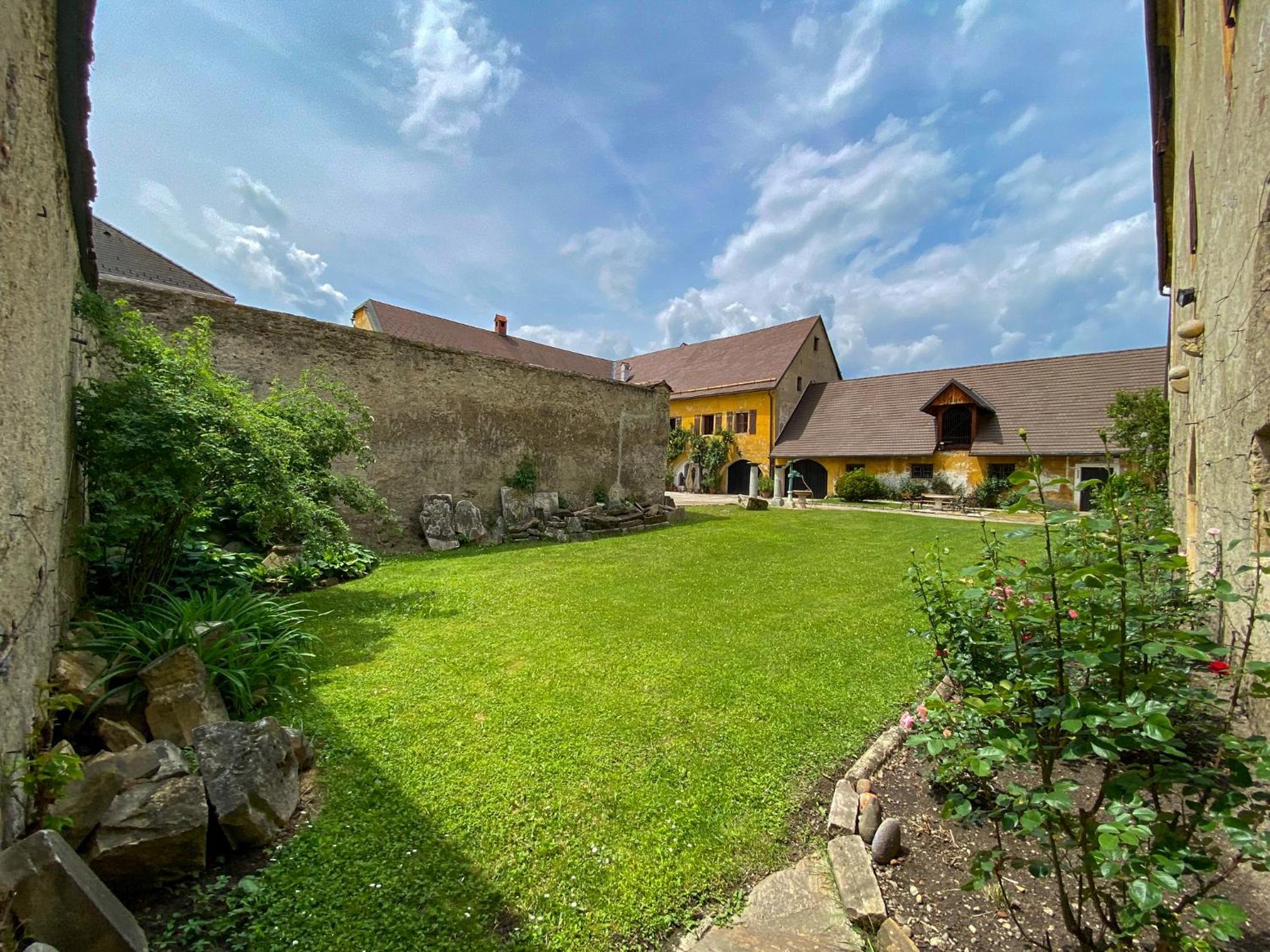 Burg St. Veit, Wohnen mit Charme