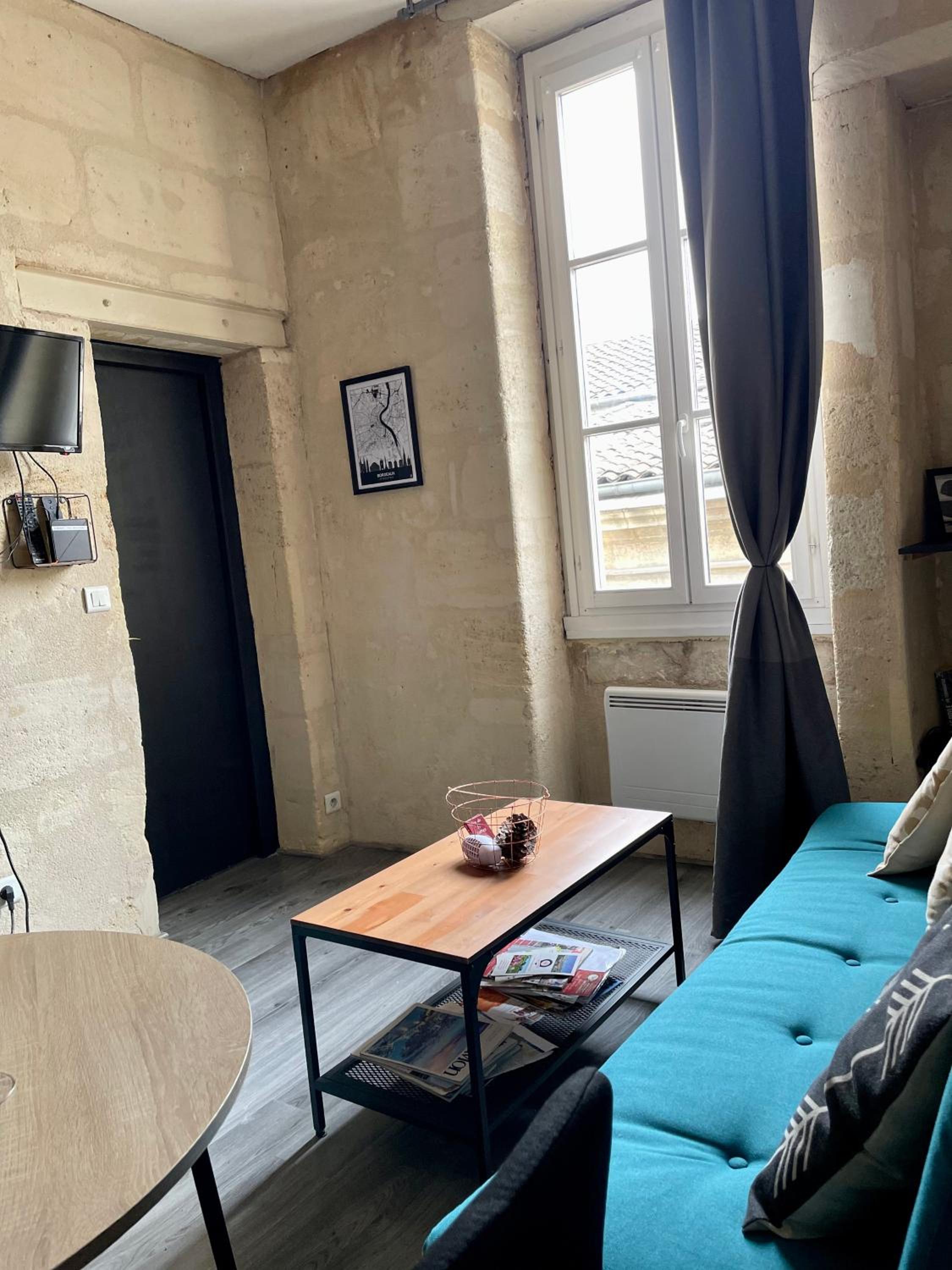 Le charmant quai bourgeois view 3
