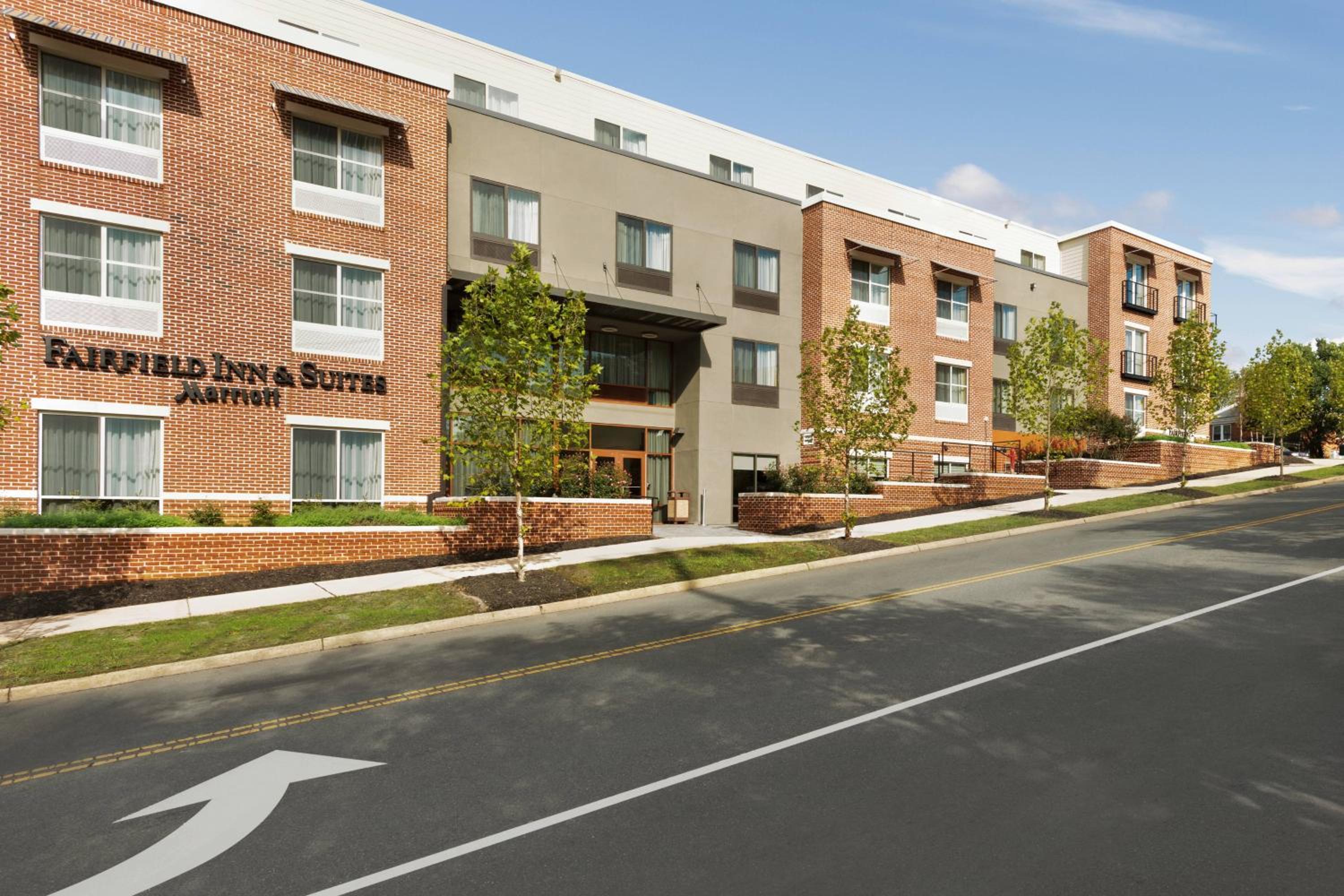Hotel Fairfield Inn & Suites by Marriott Charlottesville Downtown/University Area - Image 1