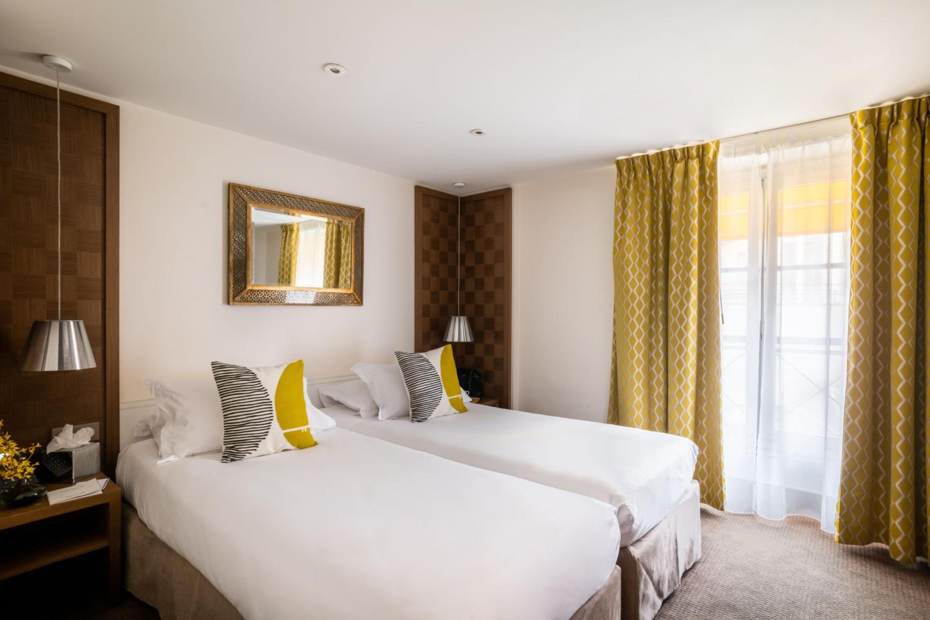 Hôtel Le Colisée en Paris — hotel room