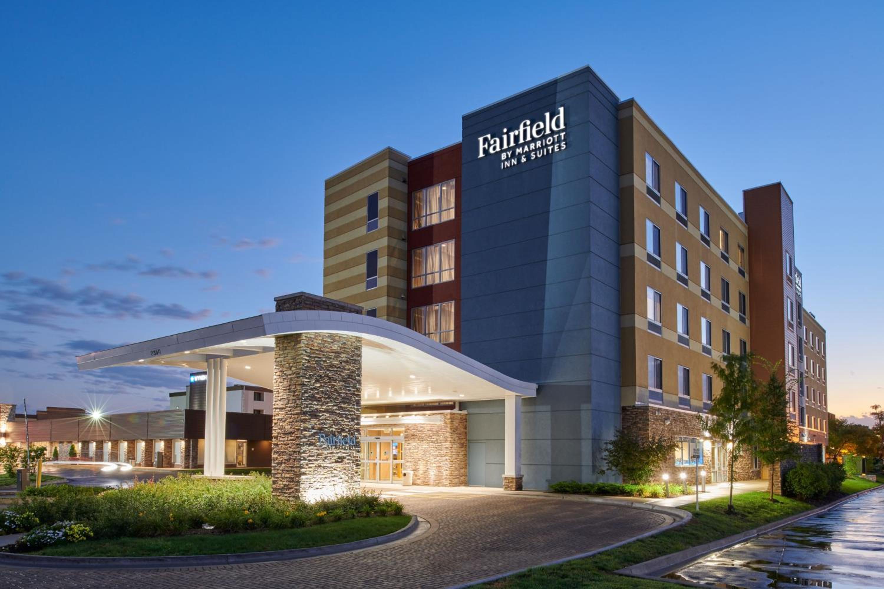 Hotel Fairfield Inn & Suites by Marriott Chicago O'Hare - Image 1
