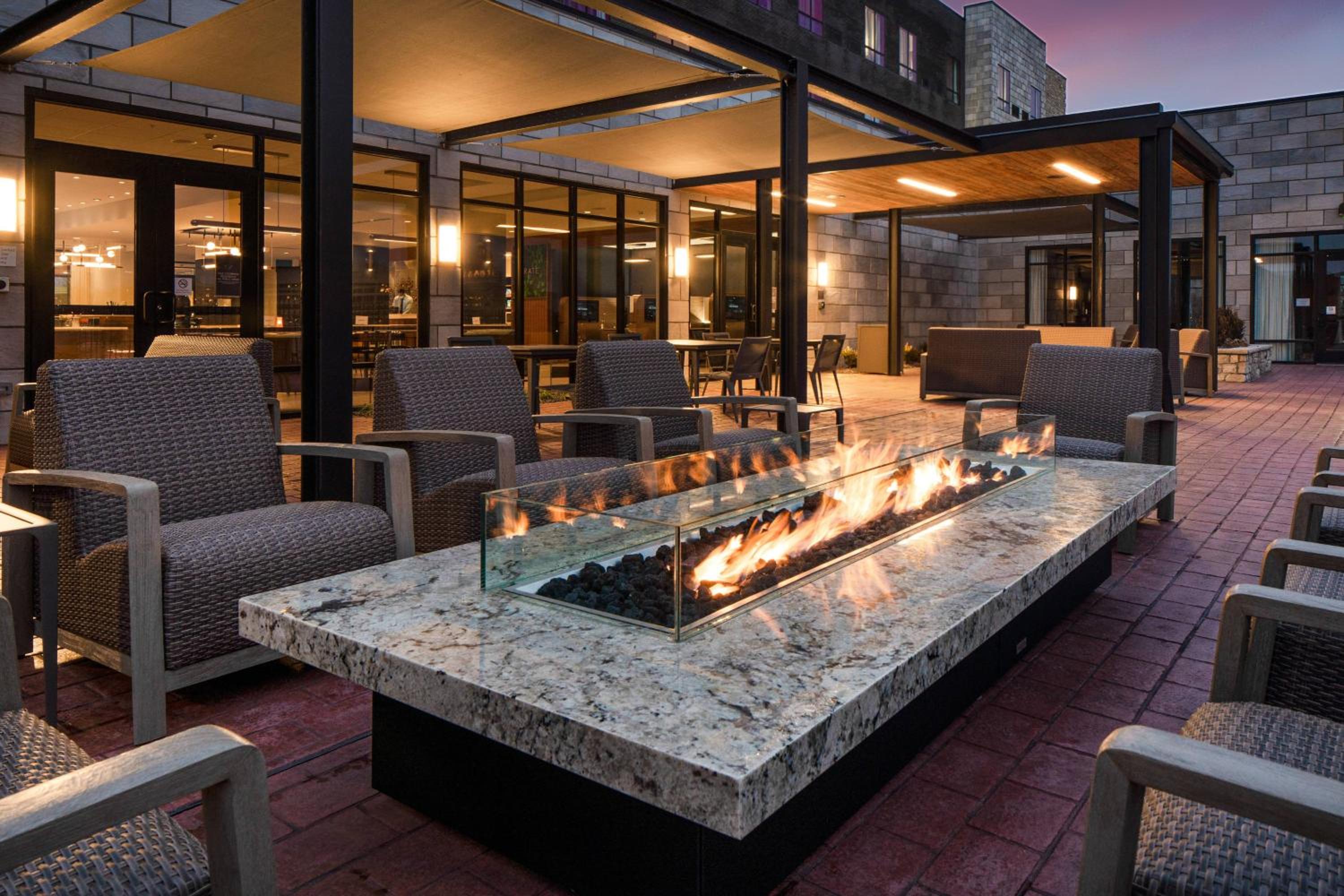 Jefferson City Vacations - Courtyard by Marriott Jefferson City - Property Image 1