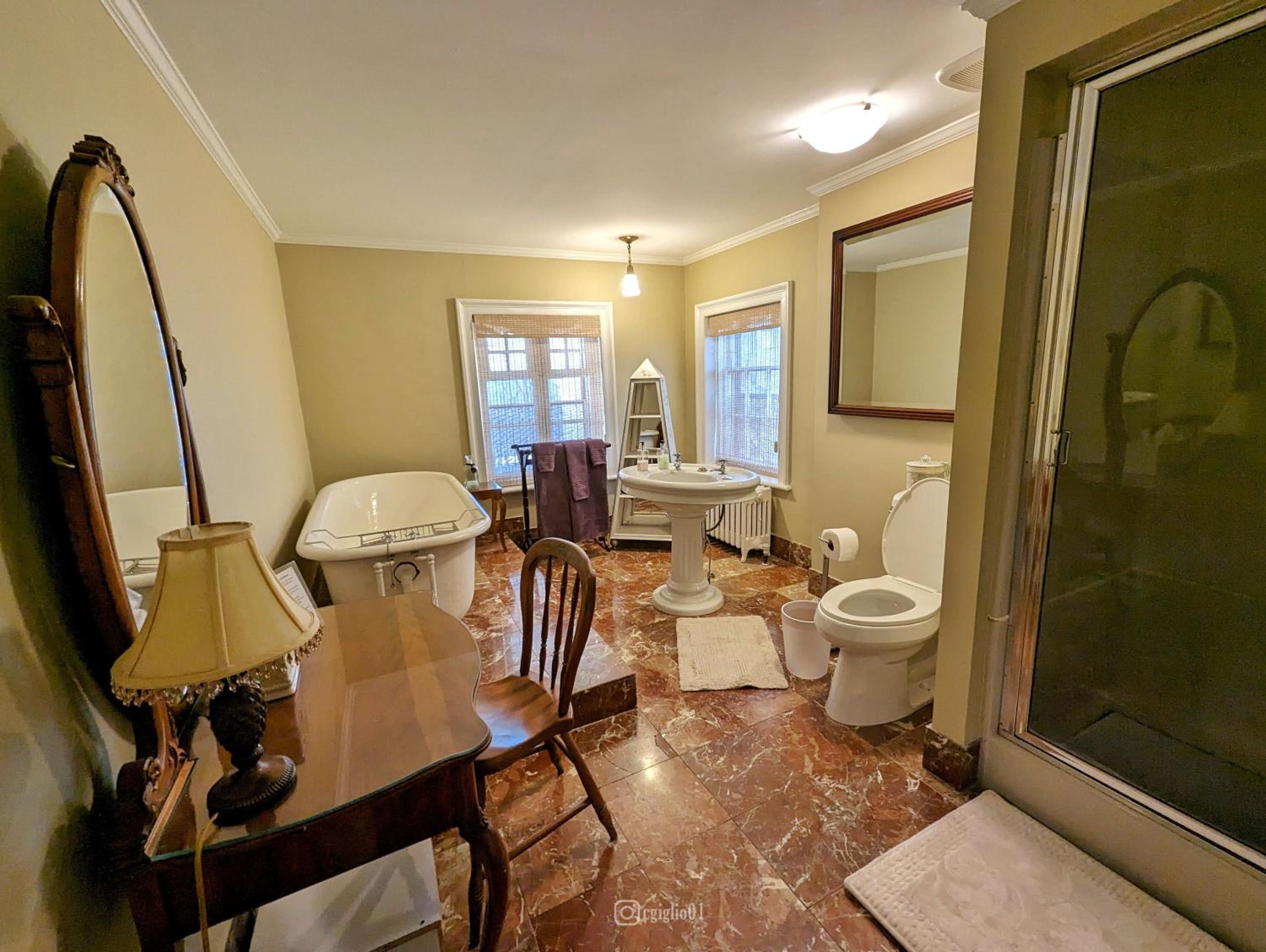 Cromwell Manor Inn - Property Image 8