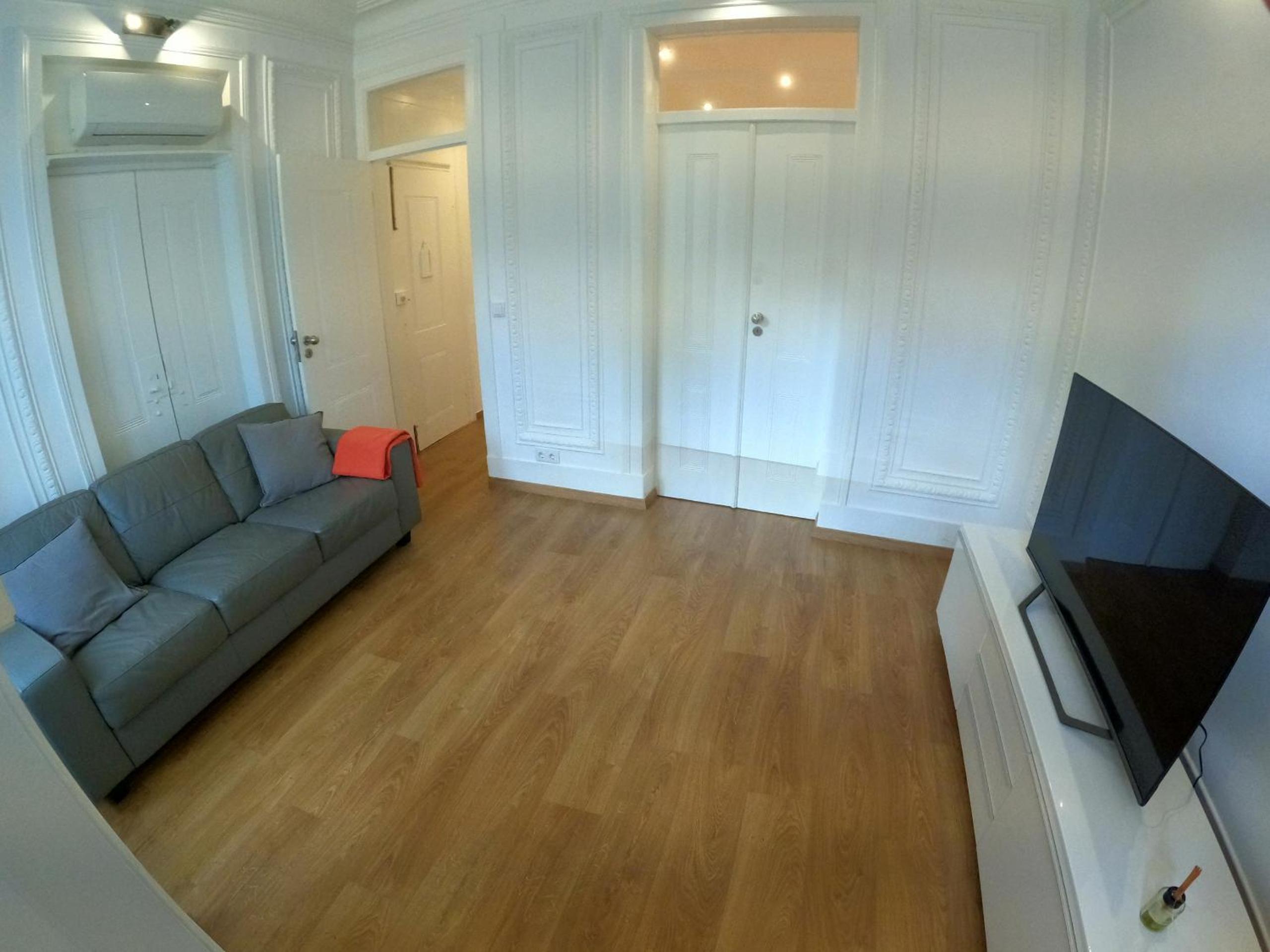 Lisbon, renewed T1 apartment with pateo near Martires da Patria view 3