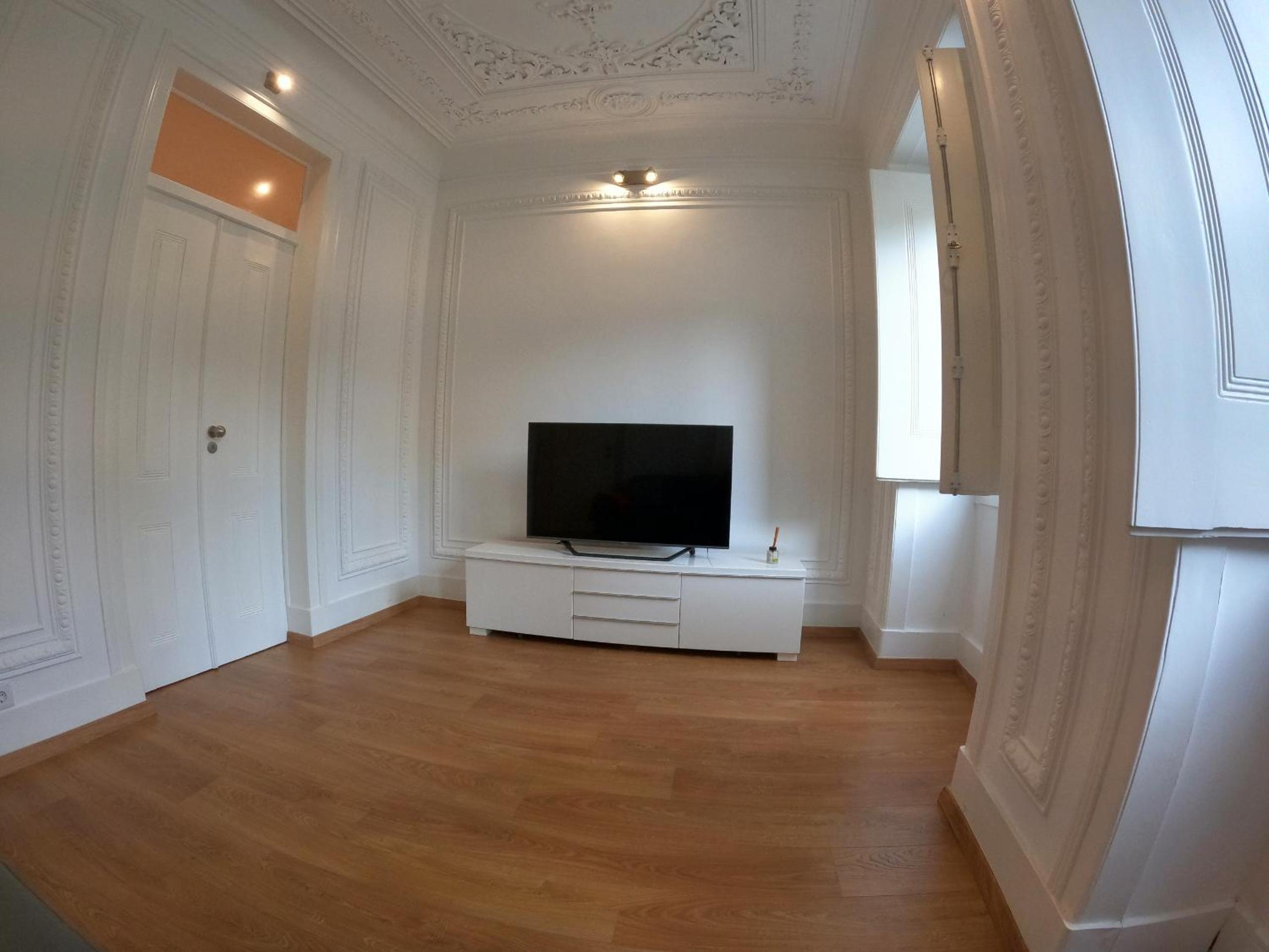 Lisbon, renewed T1 apartment with pateo near Martires da Patria view 2