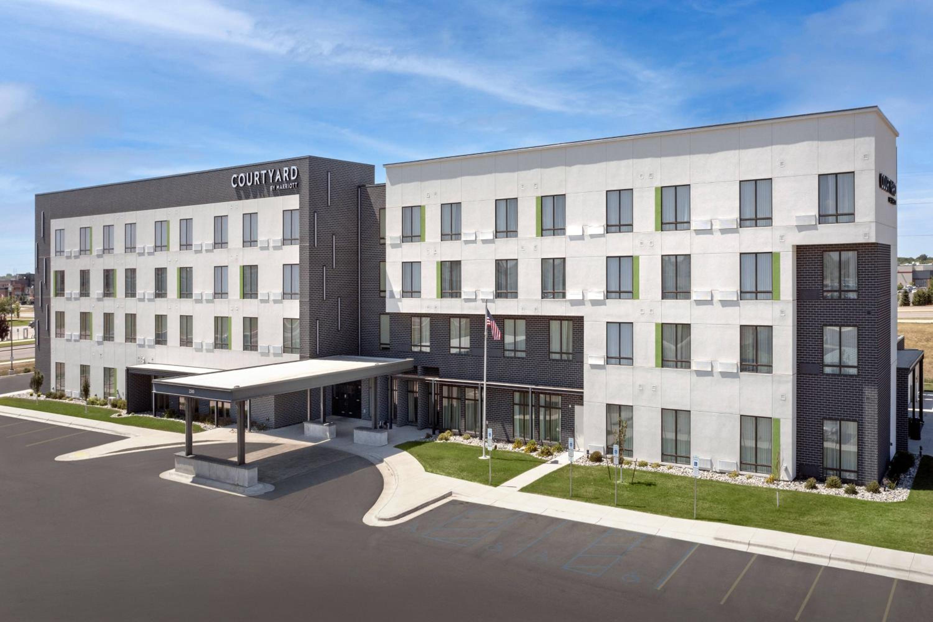 Hotel Courtyard by Marriott Fargo - Image 1