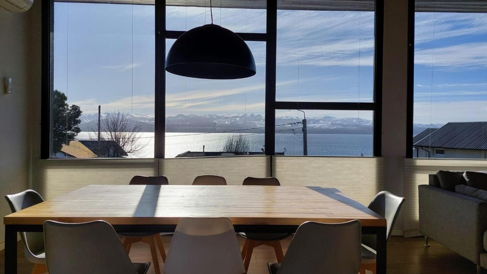 Casa Moderna con Vista al Lago