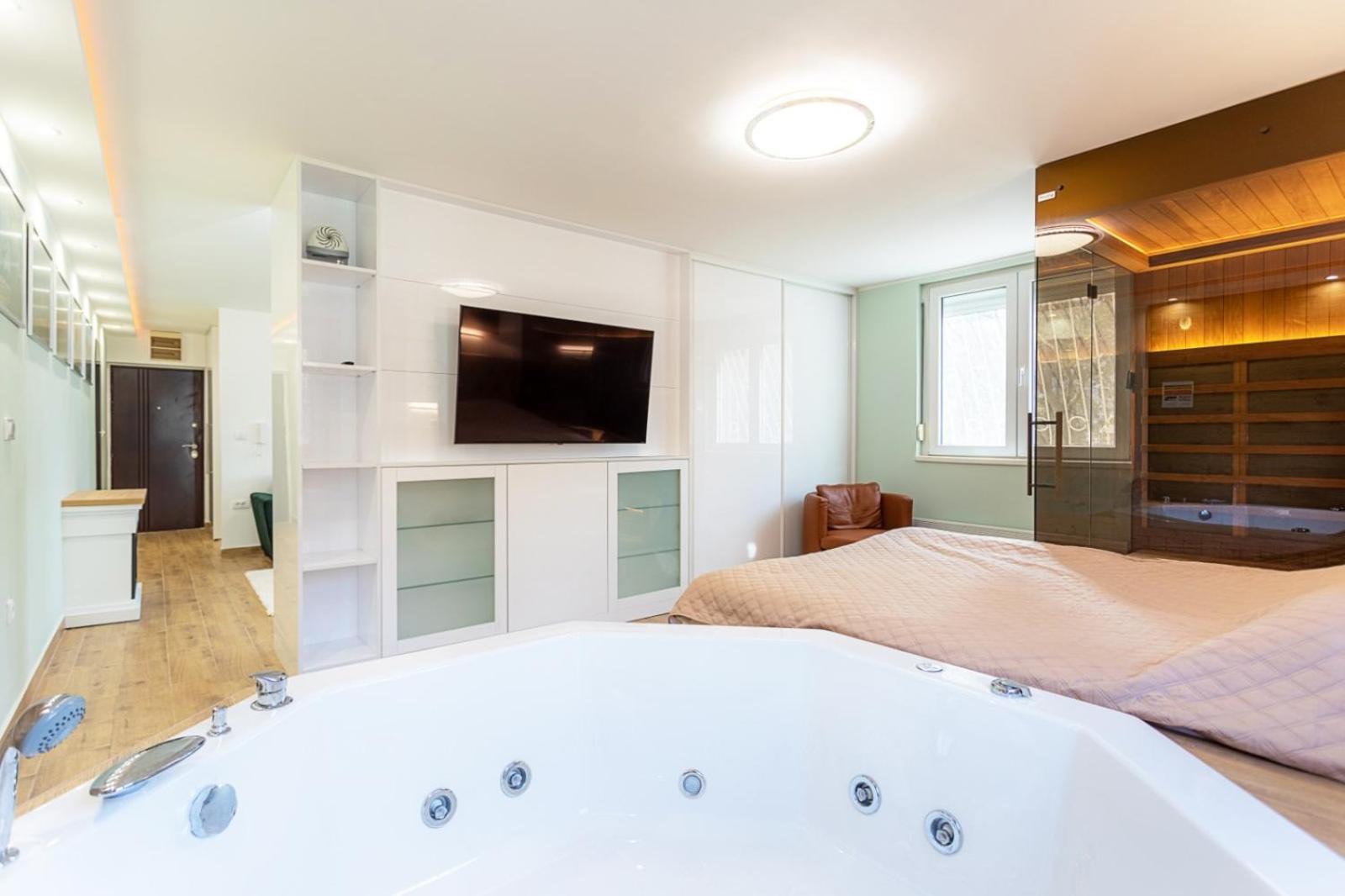 Morning Wood - Spa view 4