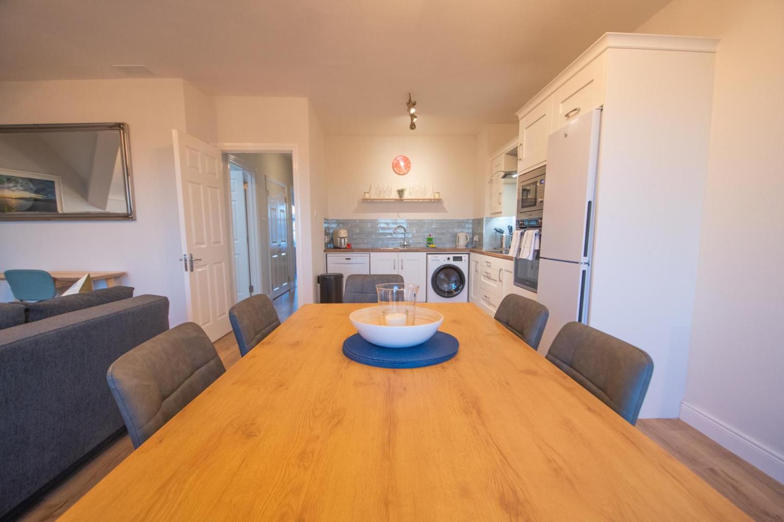 Luxury 2-Bedroom Apartment Overlooking the Beach
