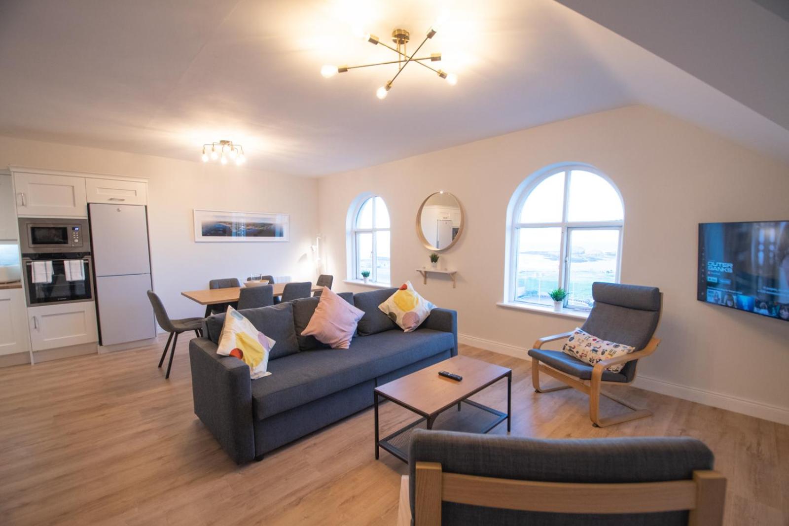 Luxury 2-Bedroom Apartment Overlooking the Beach
