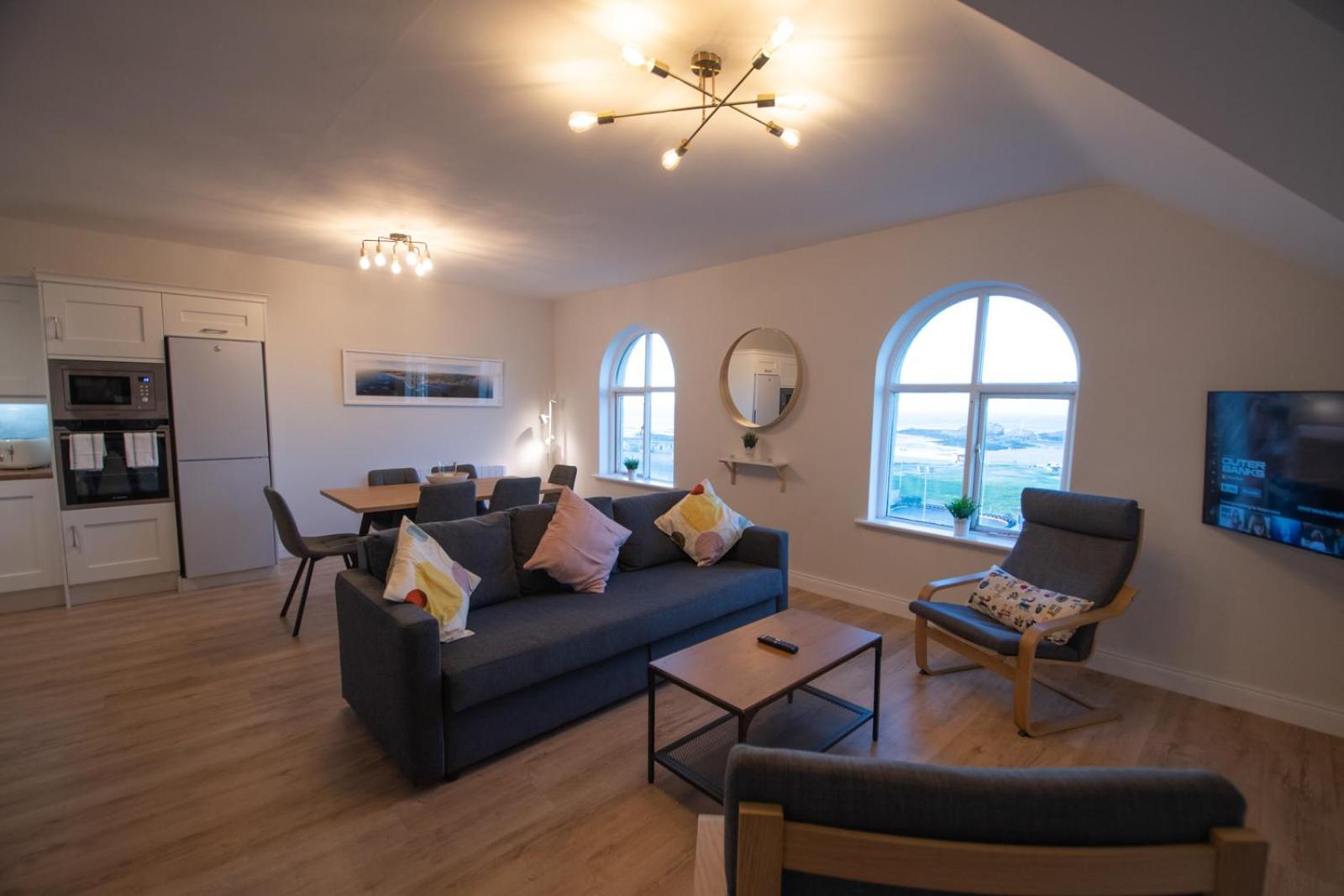 Luxury 2-Bedroom Apartment Overlooking the Beach