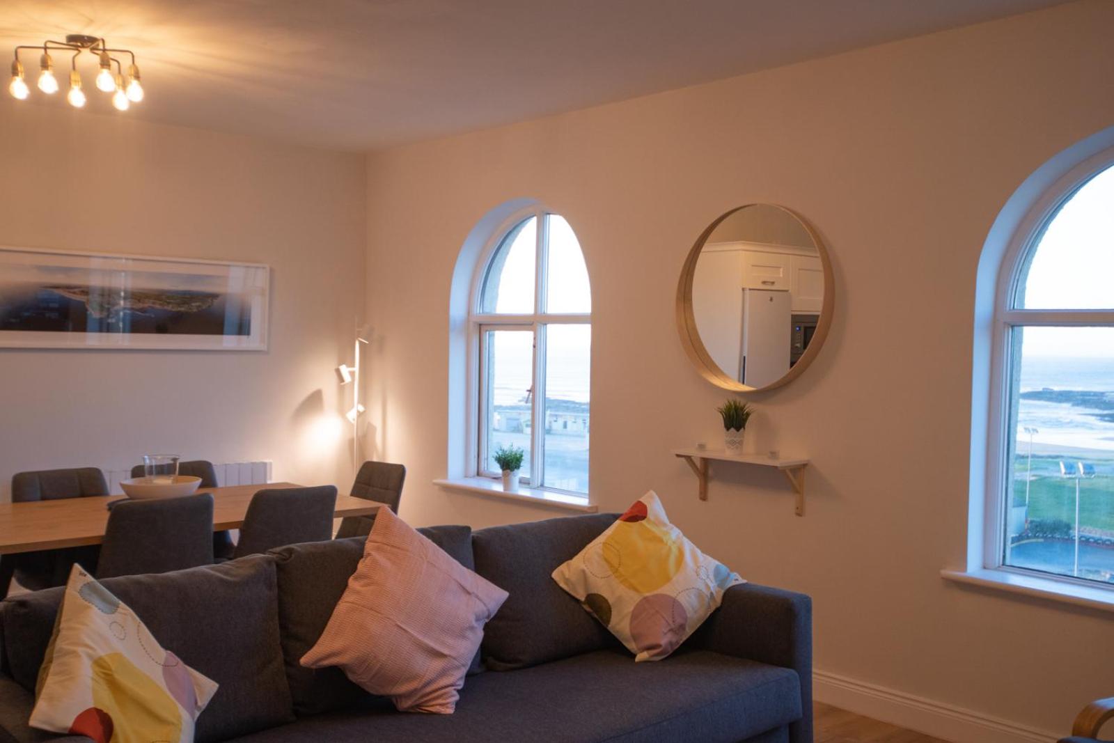 Luxury 2-Bedroom Apartment Overlooking the Beach