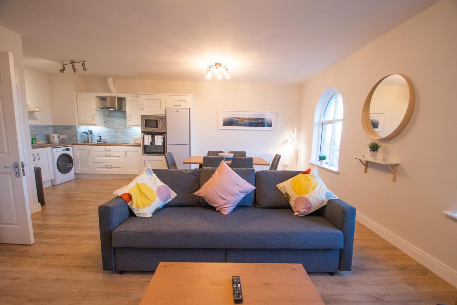 Luxury 2-Bedroom Apartment Overlooking the Beach