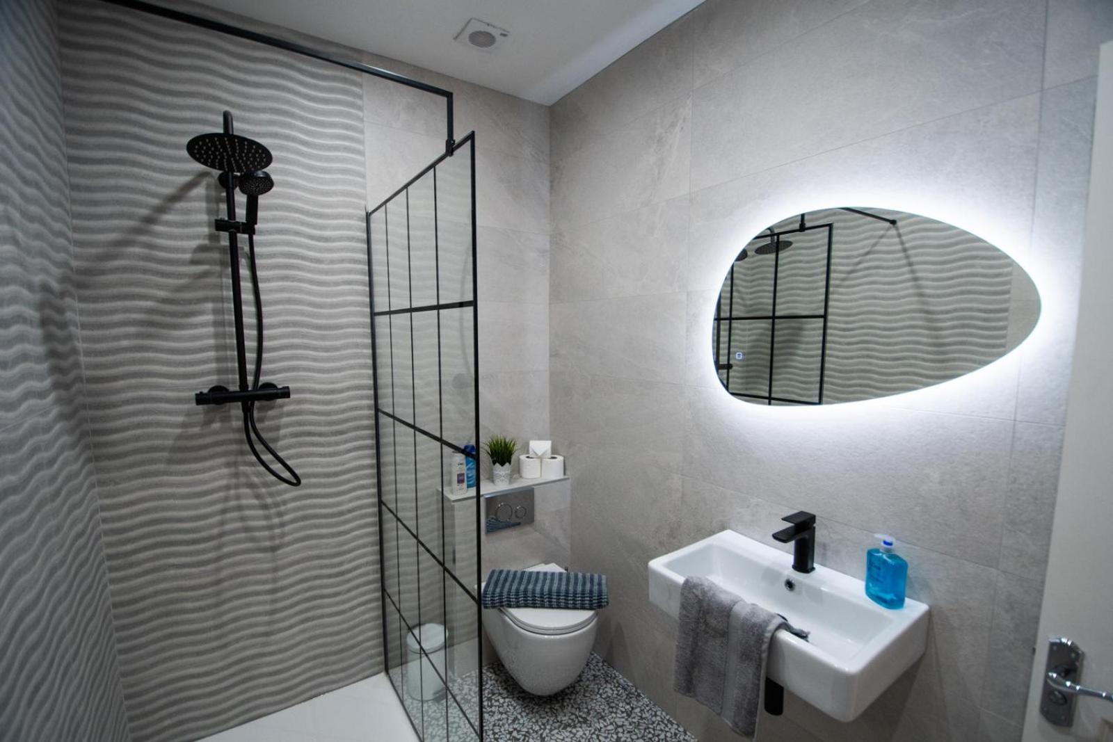 Luxury 2-Bedroom Apartment Overlooking the Beach