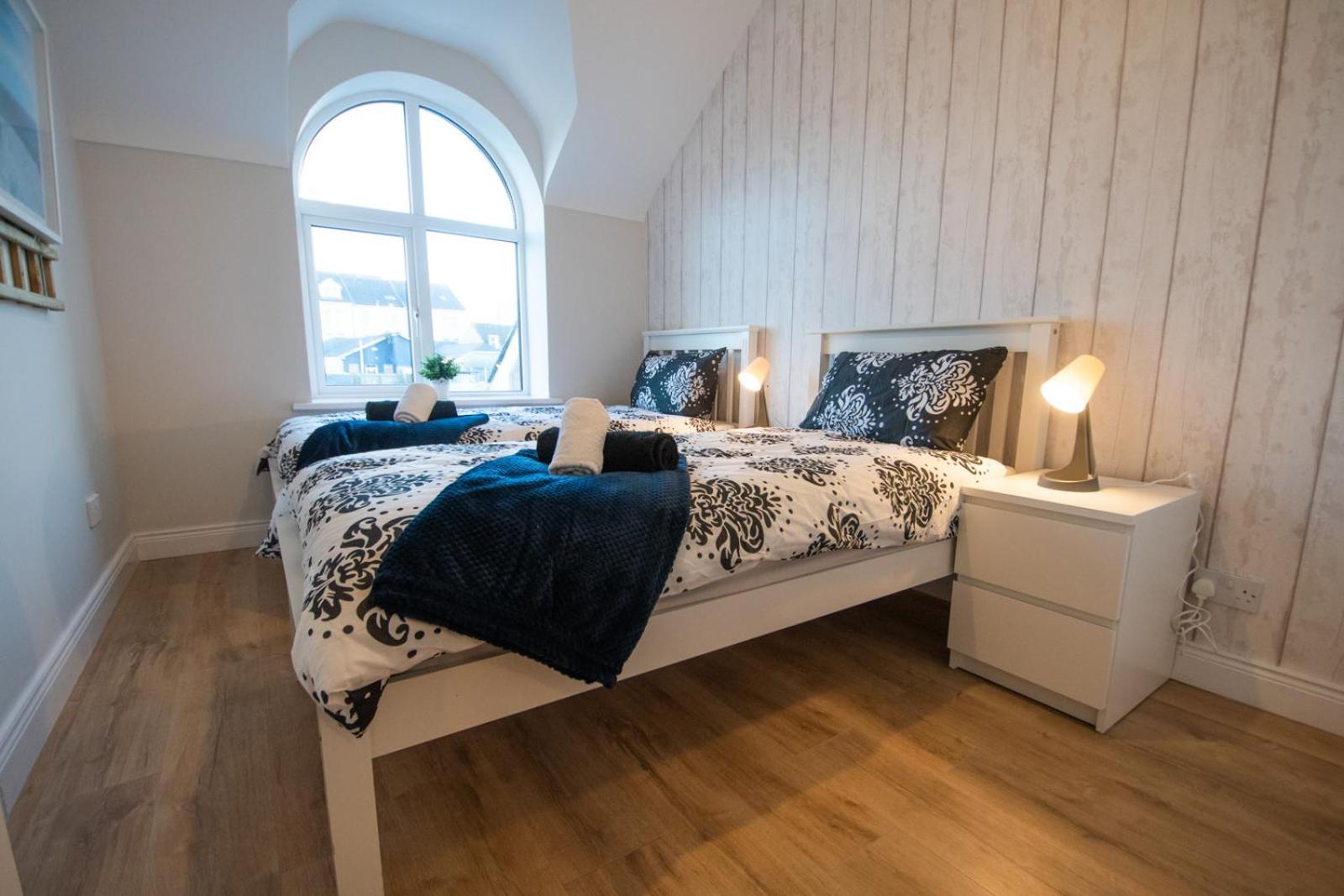 Luxury 2-Bedroom Apartment Overlooking the Beach