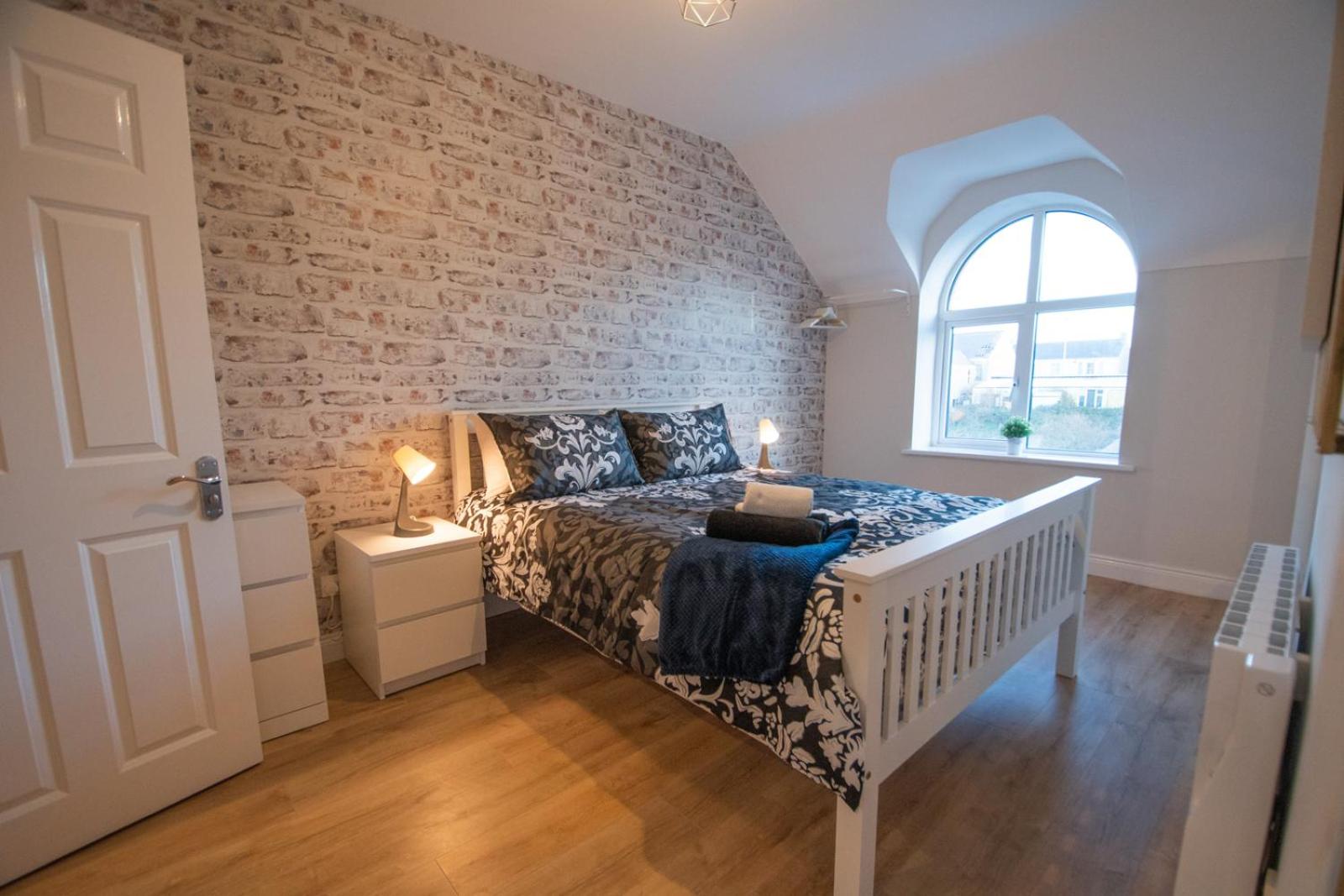 Luxury 2-Bedroom Apartment Overlooking the Beach