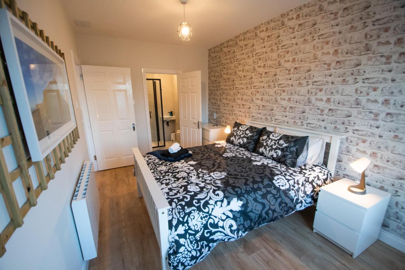 Luxury 2-Bedroom Apartment Overlooking the Beach